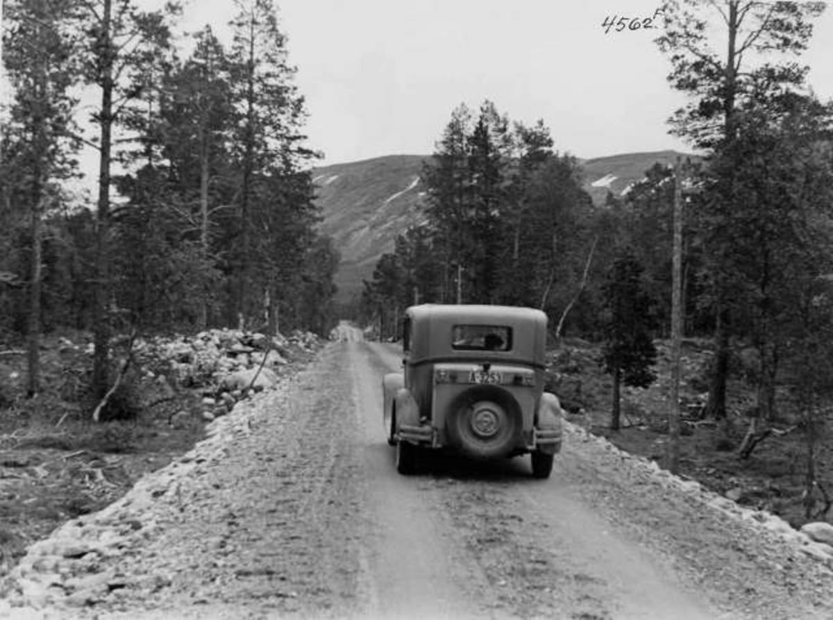 Anders Beer Wilse, Veiparti med bil ved Namsen, Namdalen, Nord-Trøndelag, 1936. Fra protokoll:" Trøndelag Vei langs Namsenelven 1936"