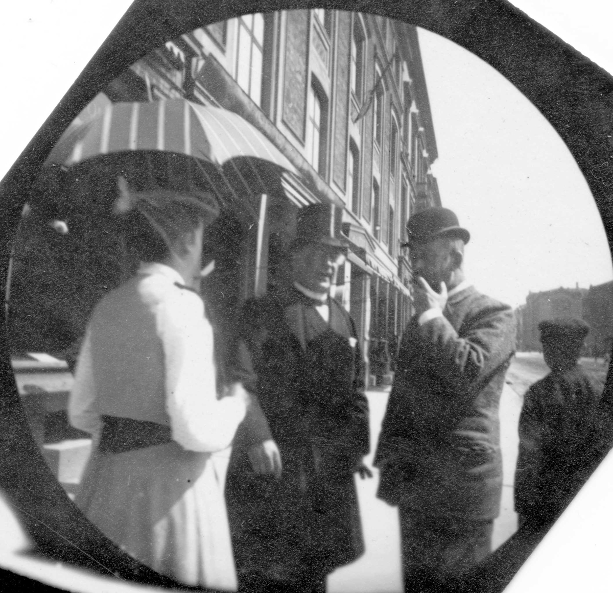 Fredrik Carl Mülertz Størmer, Professor Blytt, en mann og en kvinne prater på Karl Johans gate, Oslo. Stortinget skimtes i bakgrunnen.