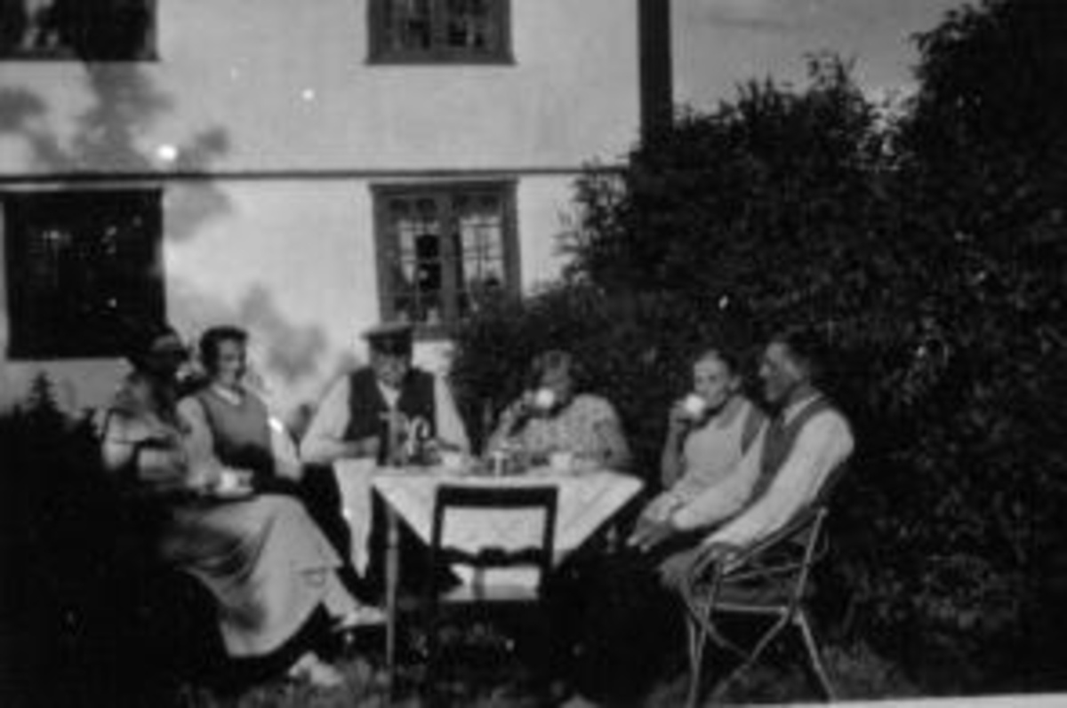Anno Domkirkeodden, 6 personer drikker kaffe foran hovedbygningen på Presterud, Helgøya. Fra venstre ukjent, Johannes, Even, Eline, ukjent, Lars.