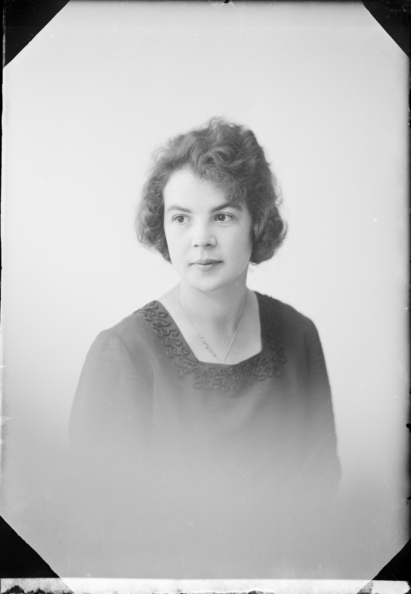 Skötsner-Edhlund, Ateljé Portrait - Hilma Karlsson from Östhammar, Uppland 1922