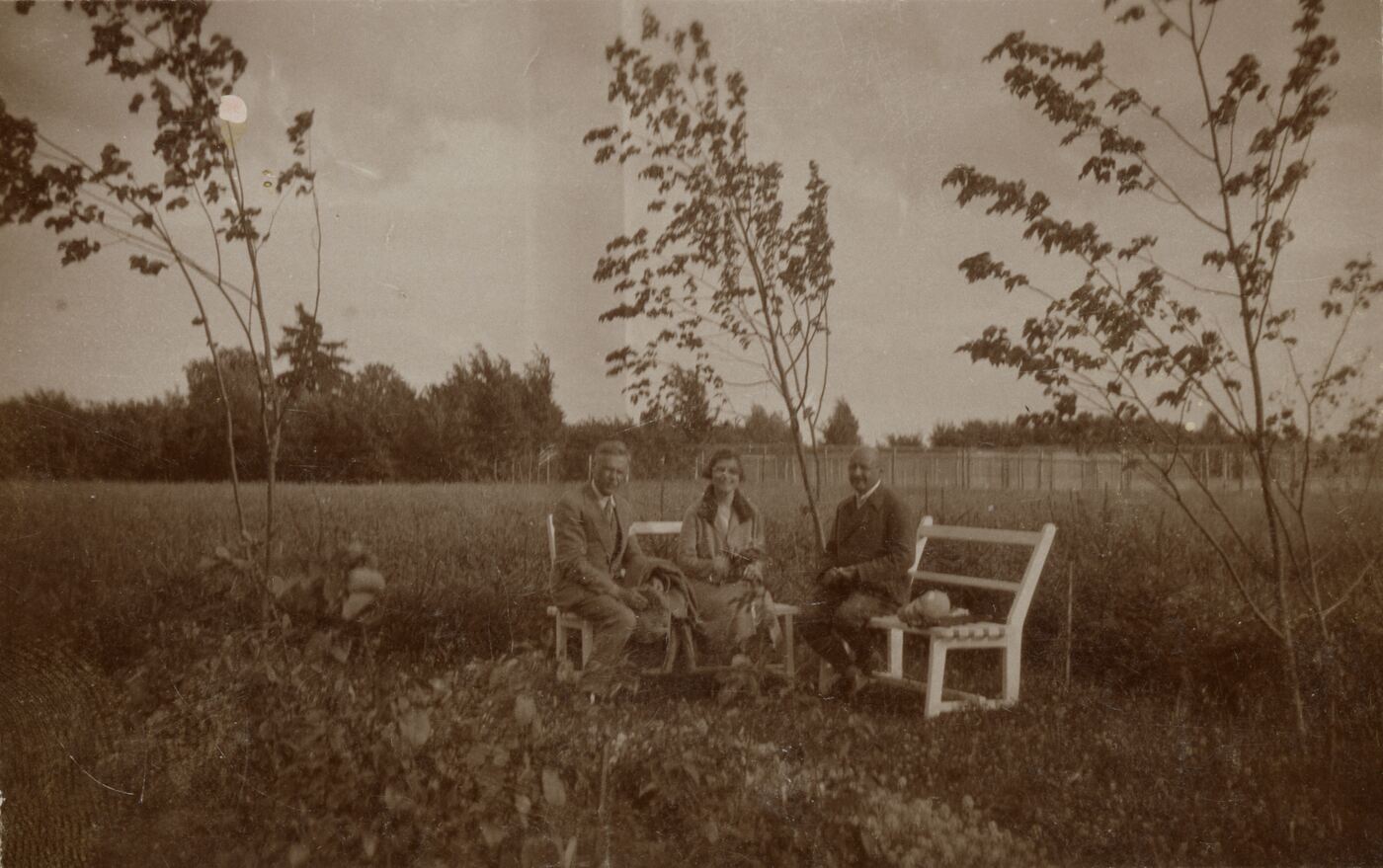 Nežinomas fotografas, Tadas Ivanauskas su nežinomais žmonėmis Obelynėje