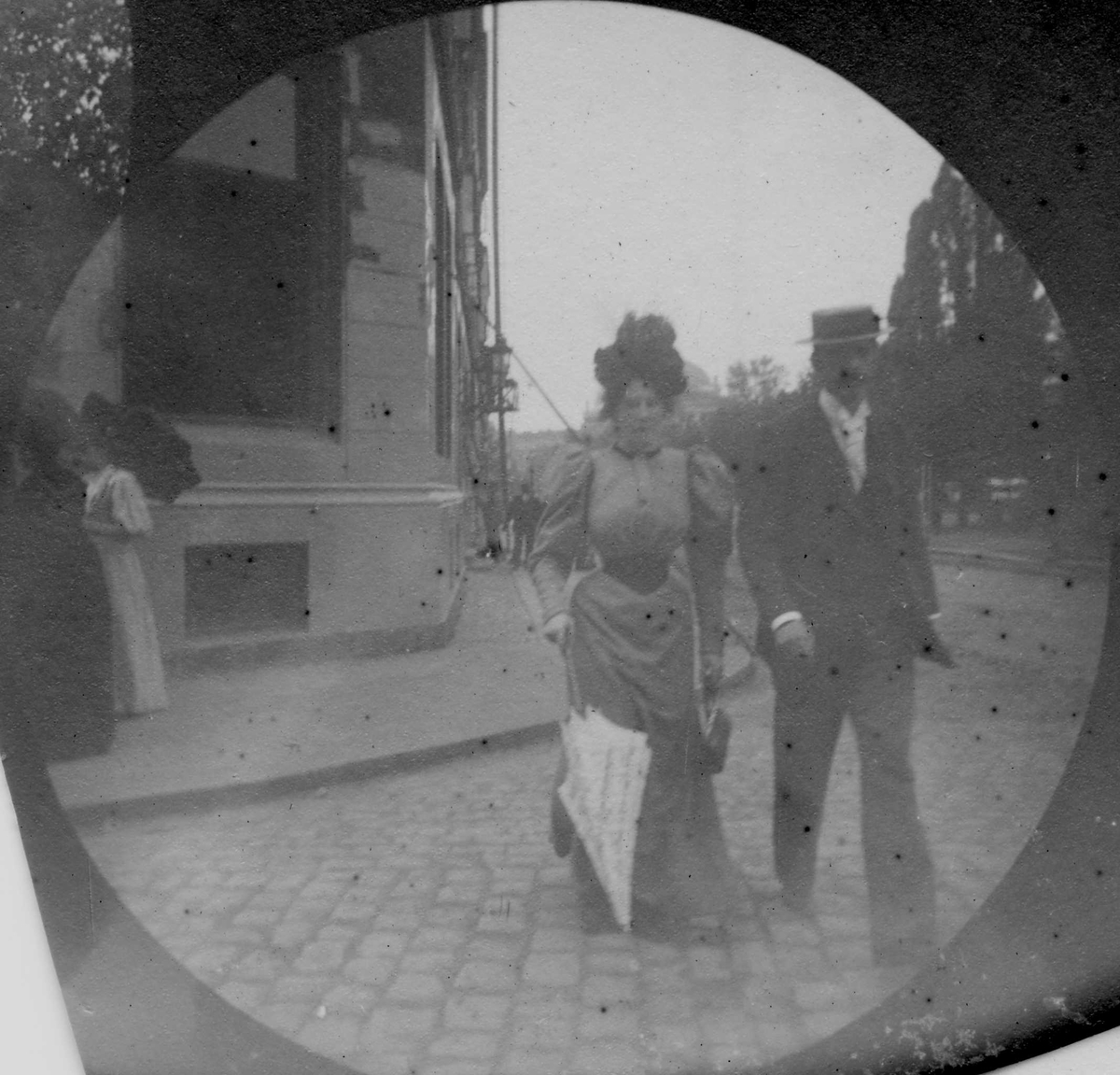 Fredrik Carl Mülertz Størmer, Mann og kvinne spaserer i bygate, ant. Oslo.