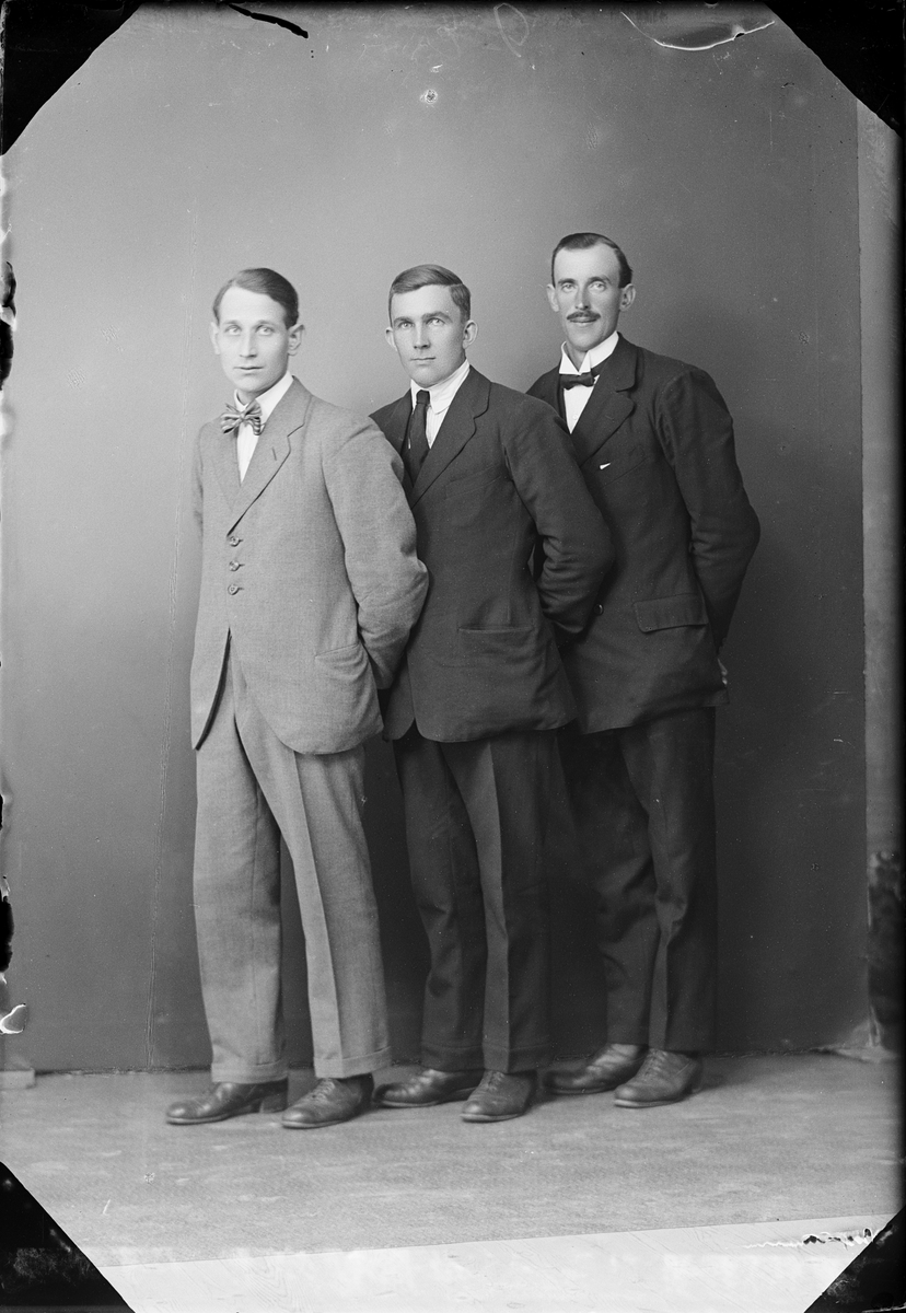 Skötsner-Edhlund, Ateljé Portrait - Hugo Andersson and two men from Hermansbo, Forsmark parish, Uppland, 1923