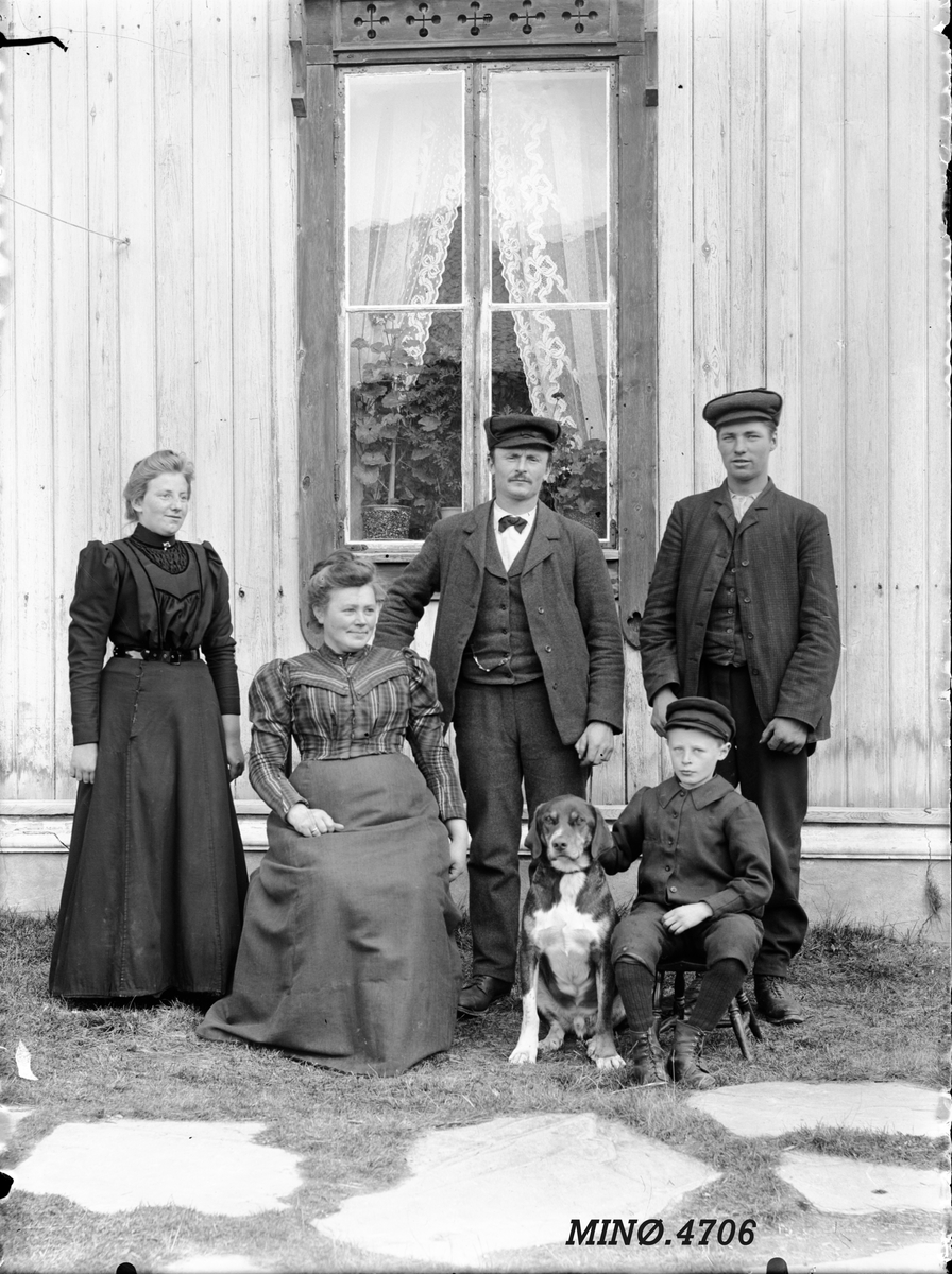 Peder J. Bredalslien, Familie, dreng, taus, hund, klær,