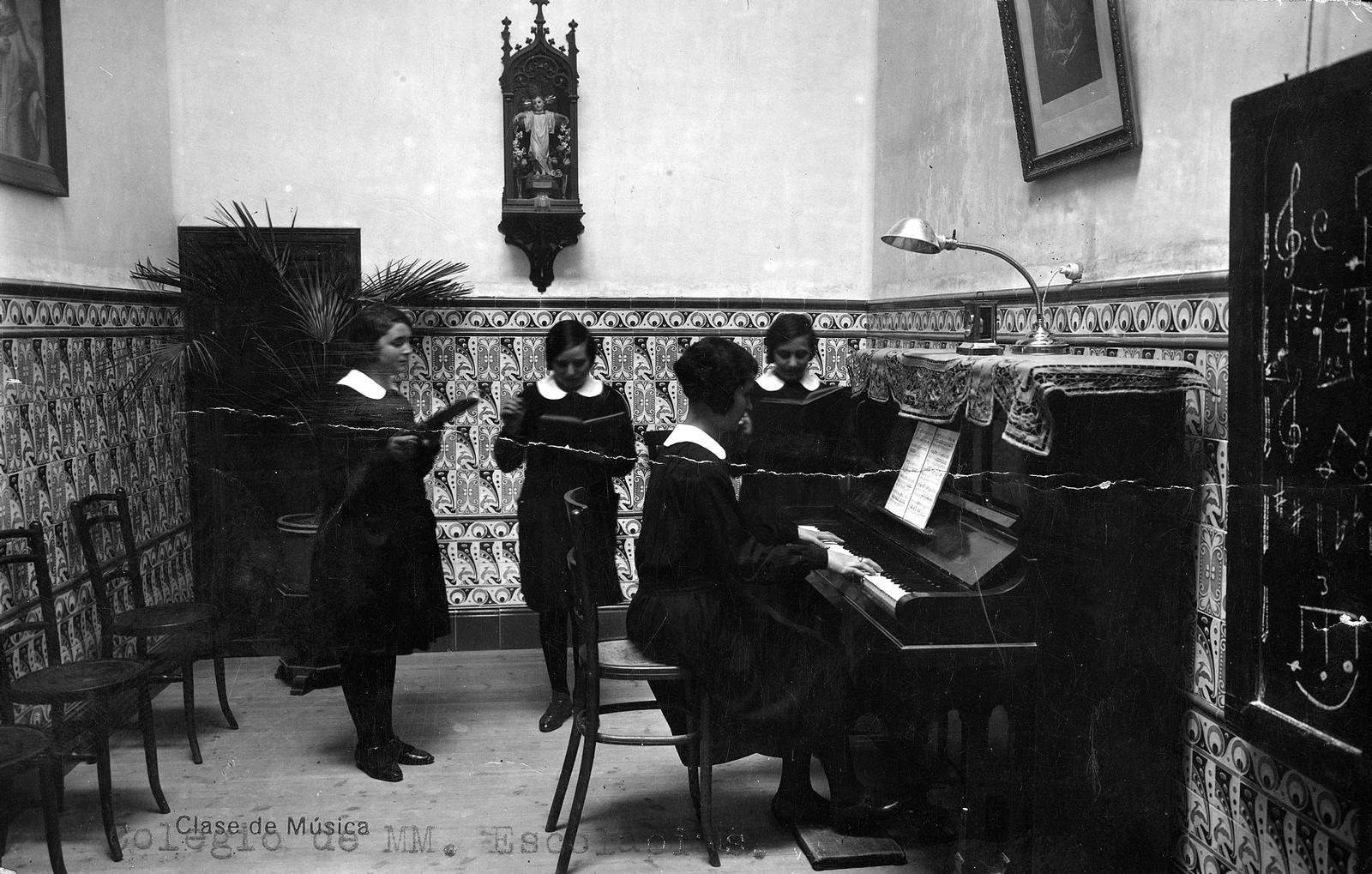 Desconegut, Colegio de Mm. Escolapias. Clase de Música