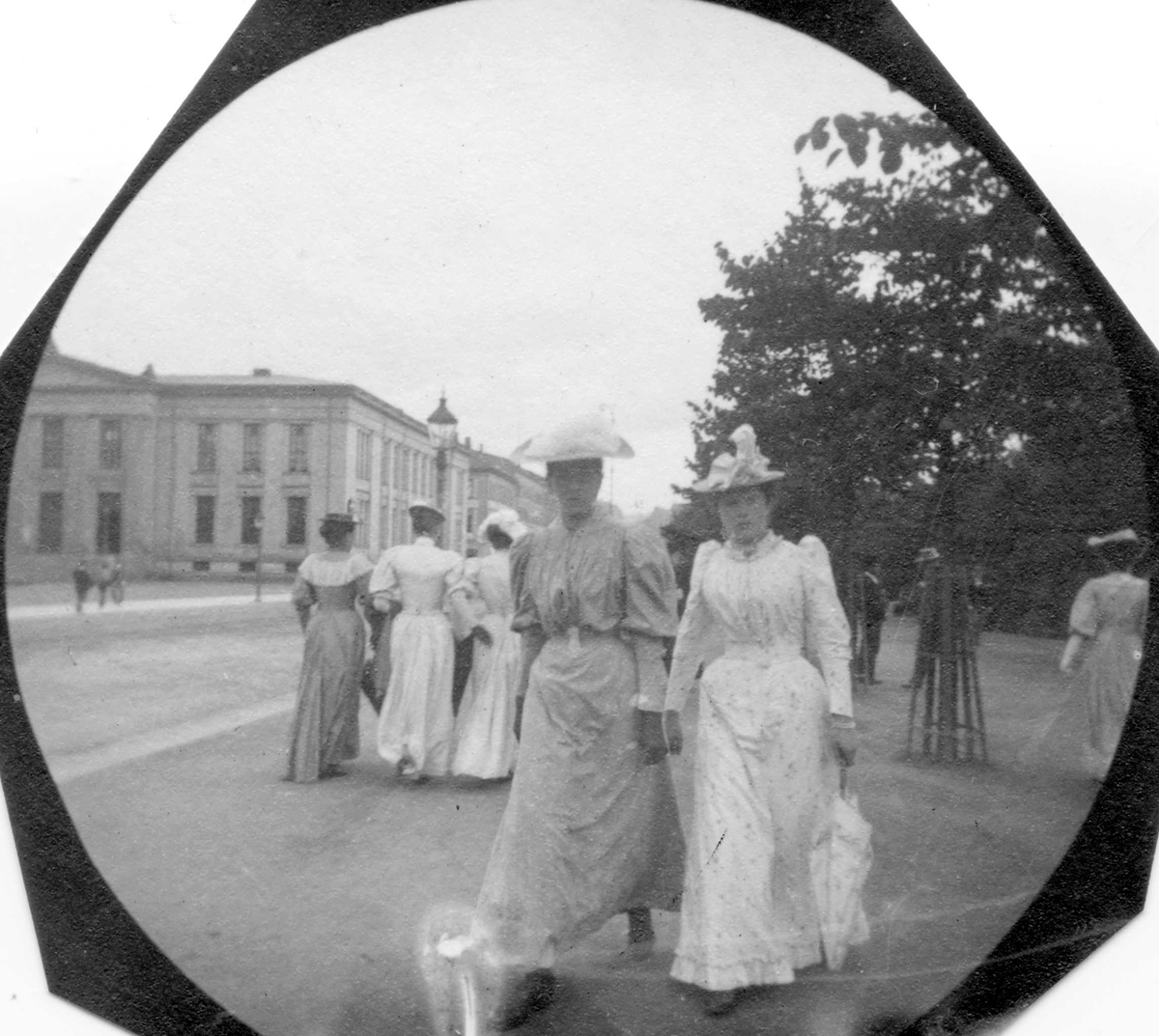 Fredrik Carl Mülertz Størmer, Kvinner spaserer i Studenterlunden, Karl Johans gate, Oslo, med Universitetet i bakgrunnen.