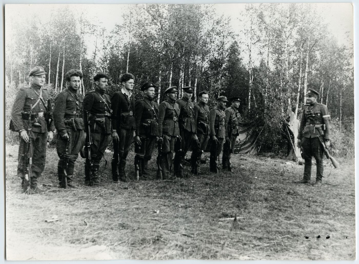 Nežinomas autorius, Išrikiuotas partizanų būrys