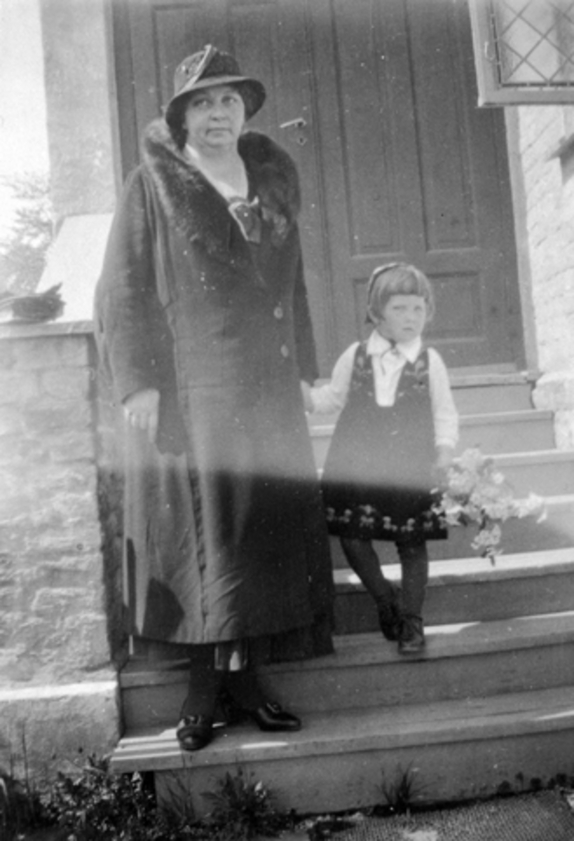 Anno Domkirkeodden, ST. TORFINNS KAPELL, HOVEDINNGANGEN, FORFATTER SIGRID UNDSET, OG GERD SUNNIVA STORBEKKEN, ST. TORFINNS MENIGHET 10 - ÅRSJUBILEUM 27. MAI 1934. KRISTI LEGEMESFEST.