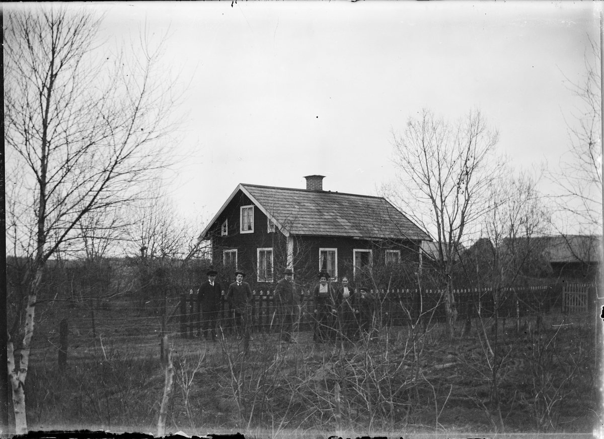 Skötsner-Edhlund, Män och kvinnor på vägen framför bostadshus , Östhammar, Uppland