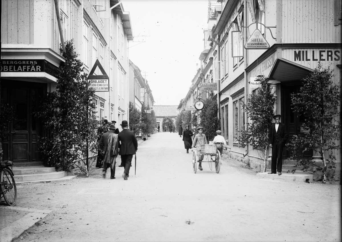 Skötsner-Edhlund, Midsommar på Drottninggatan, Östhammar, Uppland