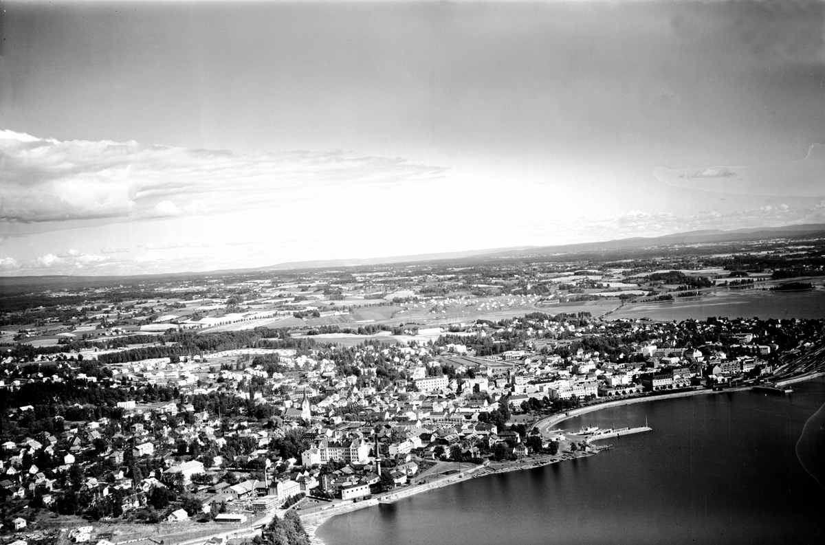 Widerøes Flyveselskap A/S, FLYFOTO STOR OVERSIKT FRA BRYGGERIET OG KOIGEN, HAMARBUKTA MOT VANG