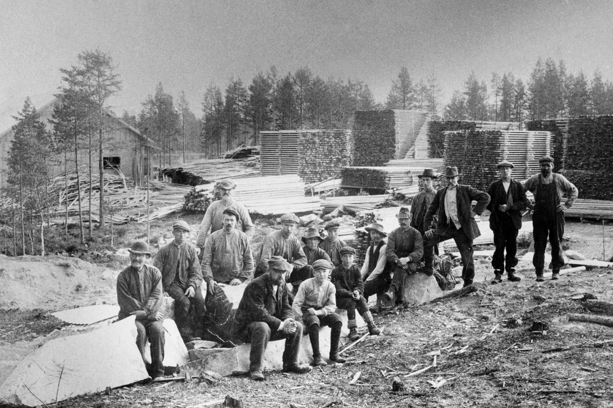 Anno Domkirkeodden, KORSLUND SAG, GRUPPE SAGBRUKSARBEIDERE FRA VENSTRE: OLE TYNSET, OSKAR ØSTERENG, BAK: OLE DAMMEN, ANDREAS DAMMEN, LAURITS FOSSENGEN, ANTON LIEN, GUDBRAND LØVLIEN, KRISTIAN OLSEN, HANS MOGEN, HARALD RØNNINGEN, ANDREAS MORKEN, MATHIAS SKOGEN, JON SMESTAD, OSKAR STØRE OG PETTER ROSET