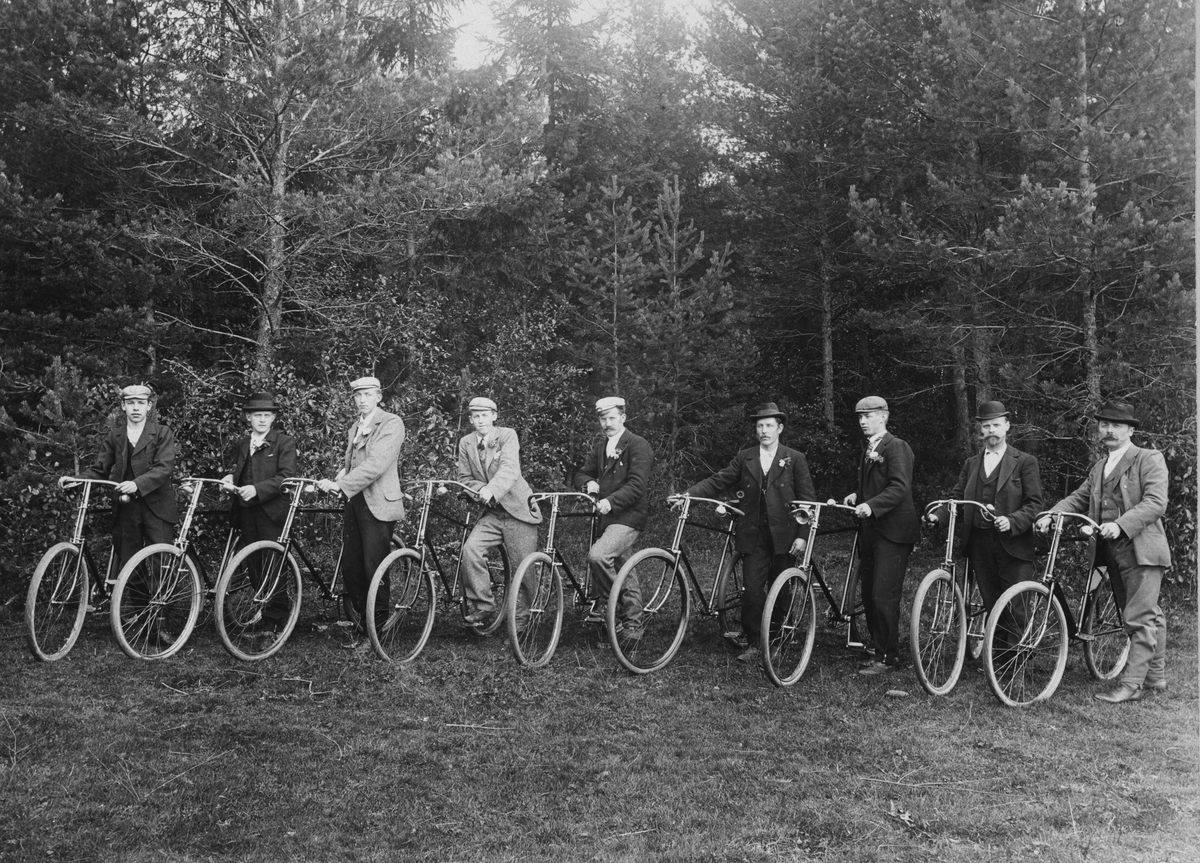 Anno Domkirkeodden, GRUPPE 9 MENN MED SYKKLER PÅ UTFART I AADALS BRUG, ÅDALSBRUK, THEODOR BEKKEVOLD ER NR 5 I MIDTEN Løten.