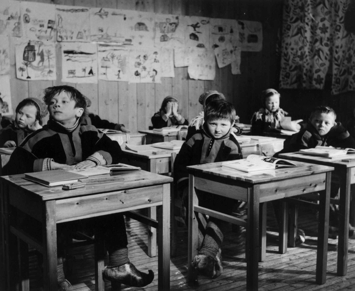 Virginia Raymond Davidson, Elever i klasserom ved Karasjok folkeskole. 1958.