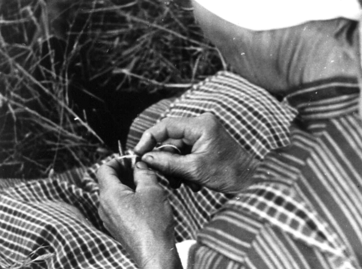 Anna Grostøl, Å lage snor på "mygestyng". Bjelland, Marnardal, Vest-Agder 1941.