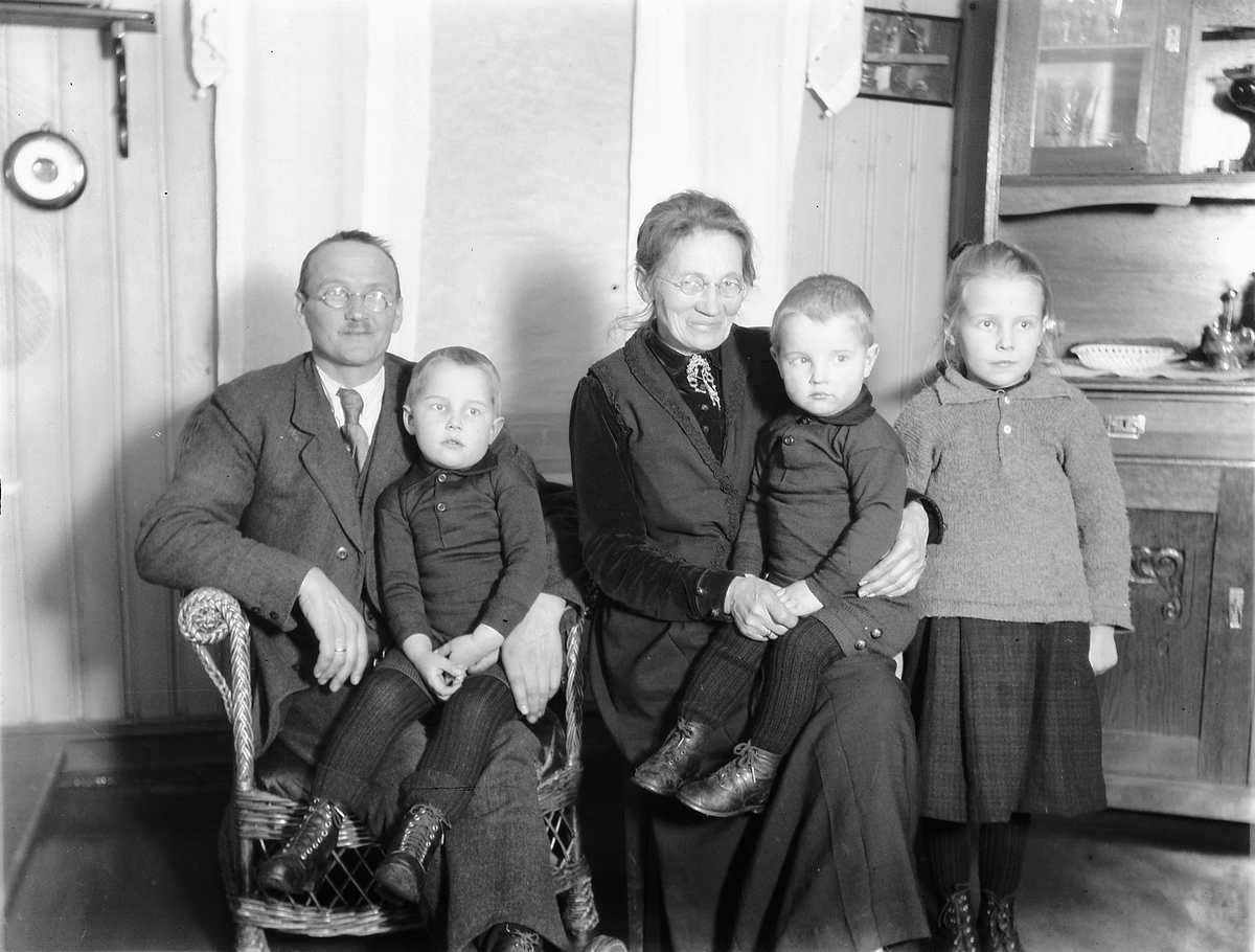 Ragnvald Andersen, Interiør, stue. Besteforeldre med tre barnebarn.