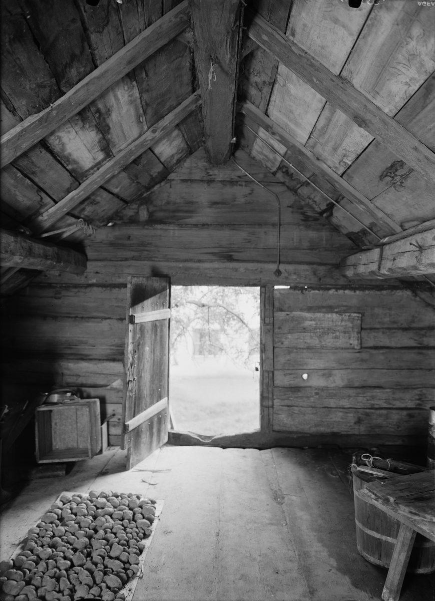 Paul Sandberg, Interior with a ceiling in a basement shed, Bodarna, Funbo parish, Uppland