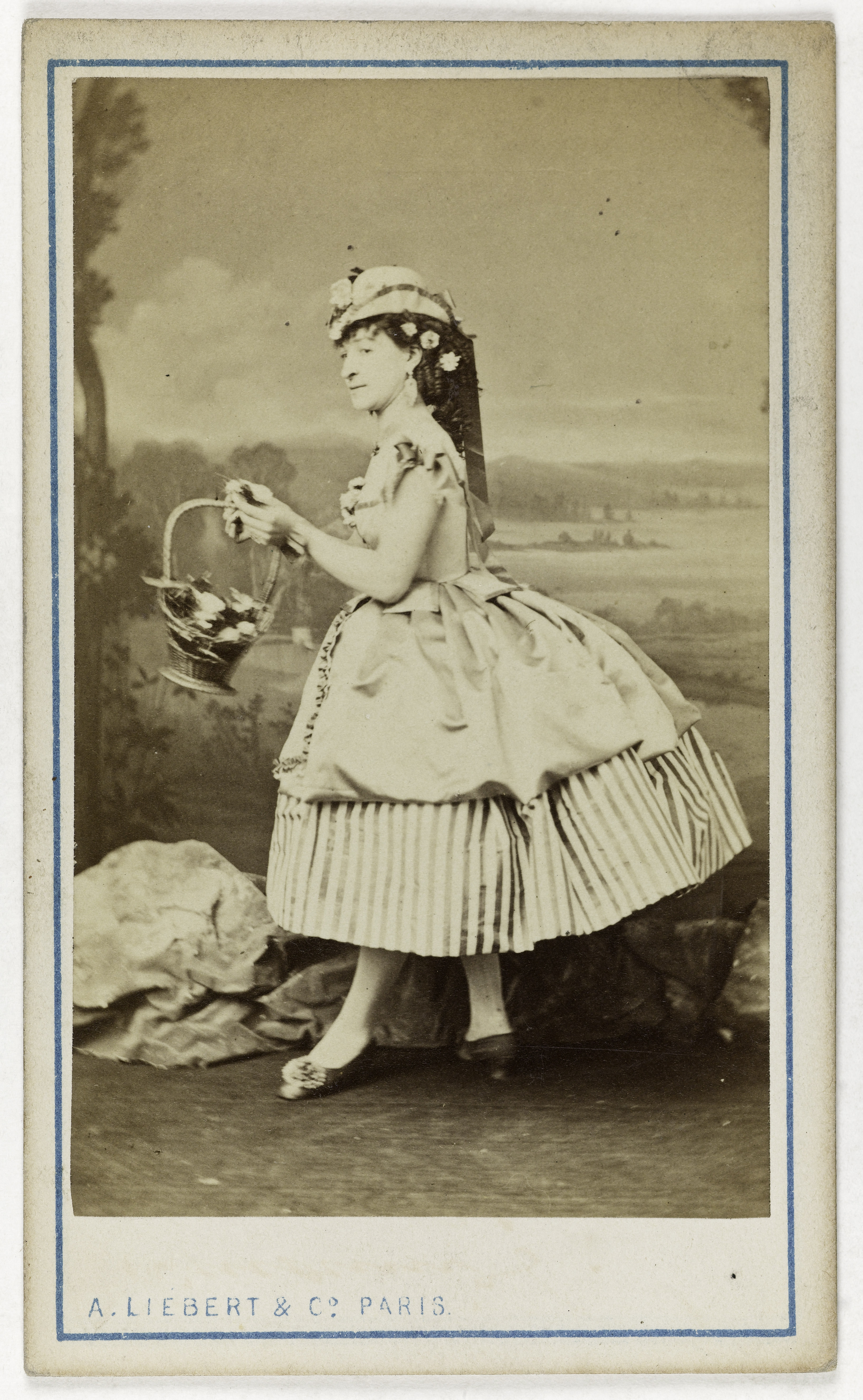 Alphonse Liébert, Portrait d'Esther Moyse, danseuse au Cirque Impérial en 1862, au Théâtre de la Gaité, au Théâtre de la Variété en 1861 et au Théâtre des Délassements-Comiques en 1857.