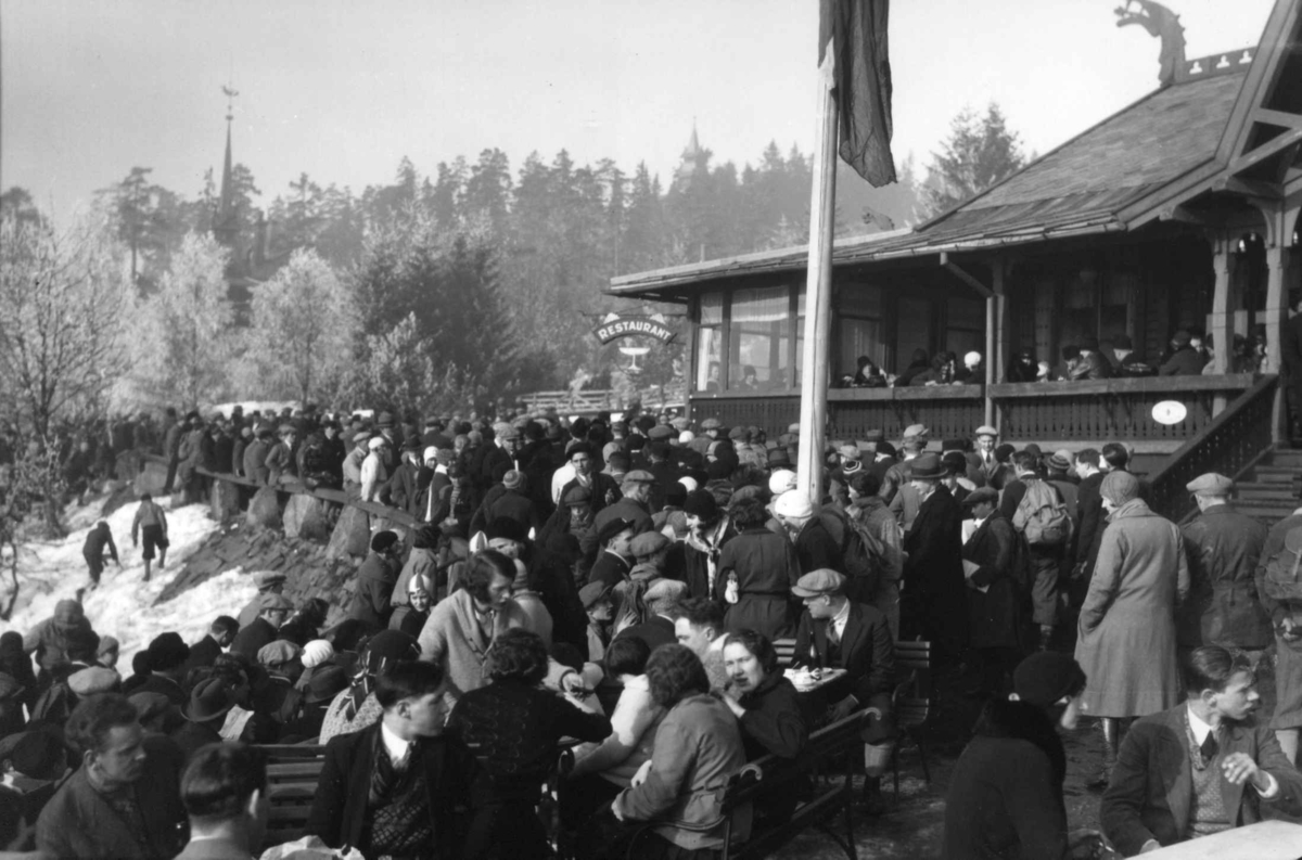 Hermann Christian Neupert, Frognerseteren - Oslo. Vintermotiv. Mennesker samlet foran restauranten.