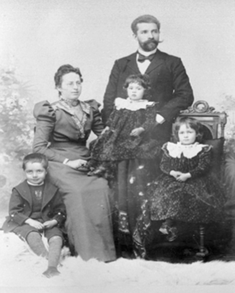 Anno Domkirkeodden, GRUPPE FAMILIEN GODAGER, BAK: EVEN, FRU THORA JULIE FØDT DAHL, BARNA: FRIDTJOF, ASTRID, THORBJØRG.