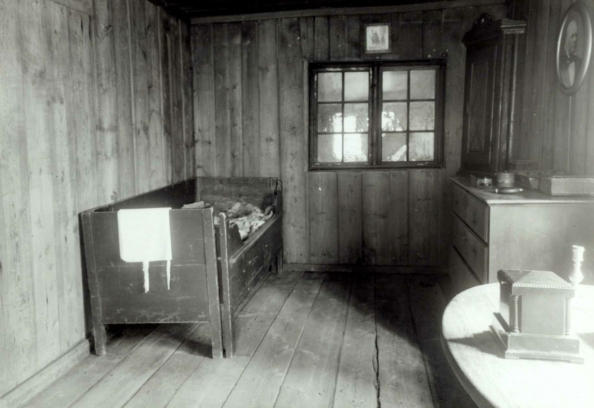 Gisle Midttun, Vesterhaug, Elverum, Sør-Østerdal, Hedmark. Interiør fra kammers med seng, komode og bord. Nå på Glomdalsmuseet.