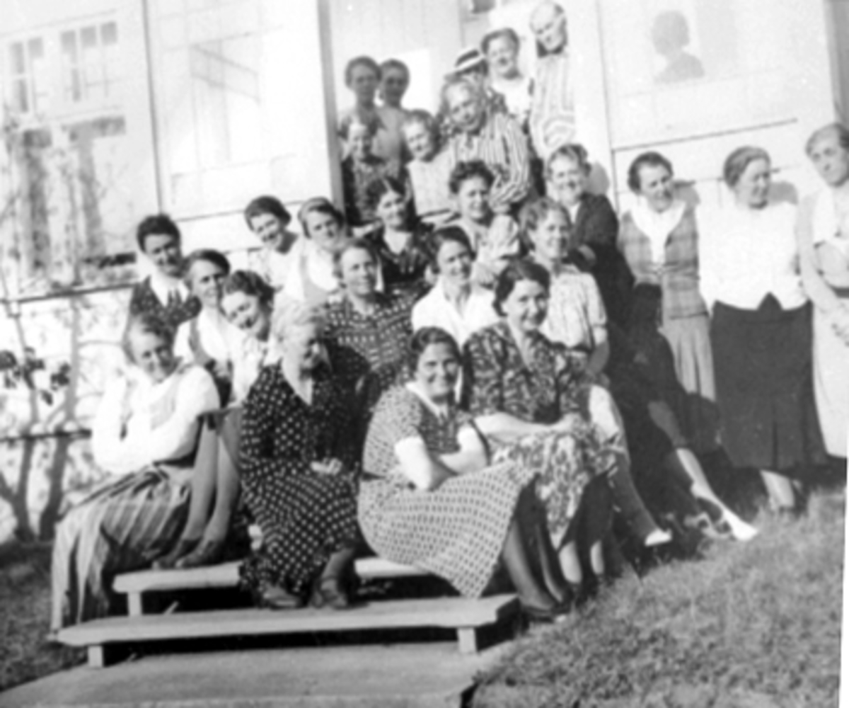 Anno Domkirkeodden, GRUPPE 26 DAMER, HAMAR SANITETSFORENING HOS OLEA LARSEN I SANDVIKA, STANGE. Fra venstre øverst: Sara Kjeldsrud, Emma Knudsen, Gunda Hagen(hatt) Ester Teigen, Karen Jensen, Betszy Johannessen, Thea Berg, Helga Blystad, Dagny Olsen, Målfrid Petersen, Berta Louice Østbye, Katrine Eilertsen, Ragnhild Ø…