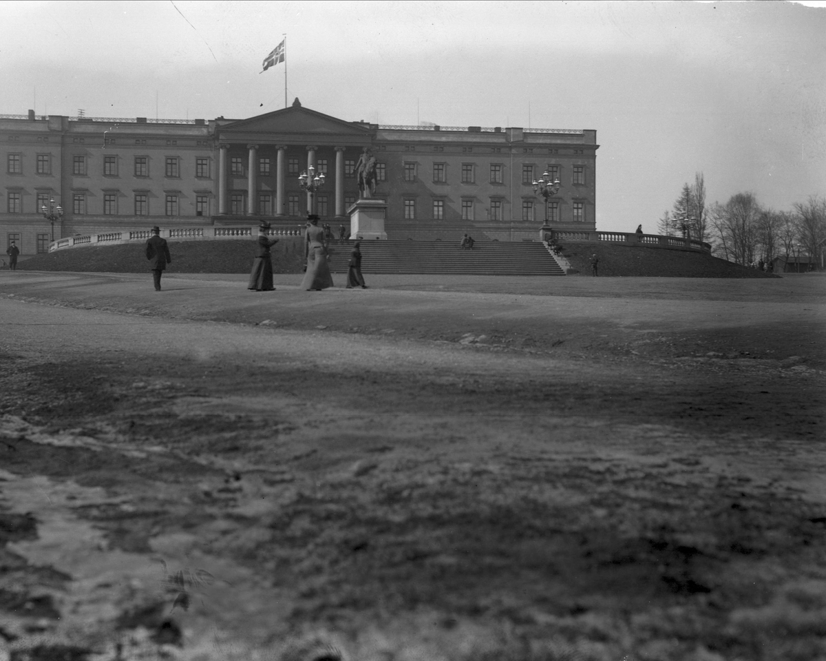 Gustav Borgen, Slottsplassen med rytterstatuen av Karl Johan og Slottet.