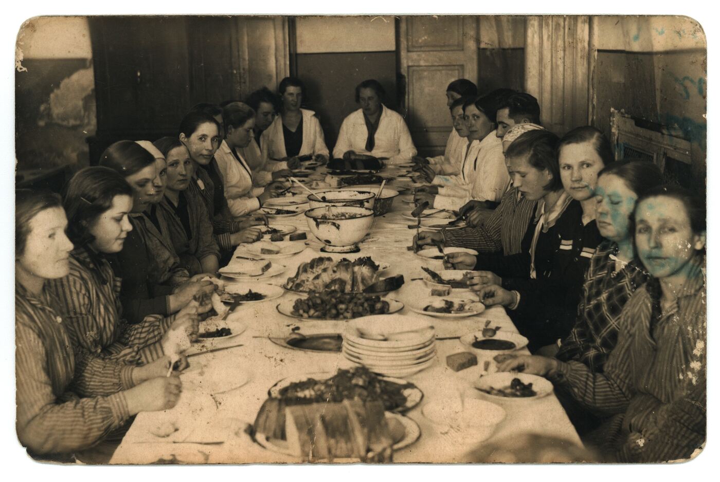Nežinomas fotografas, Kūčių vakarienė Raudondvario vaikų prieglaudoje
