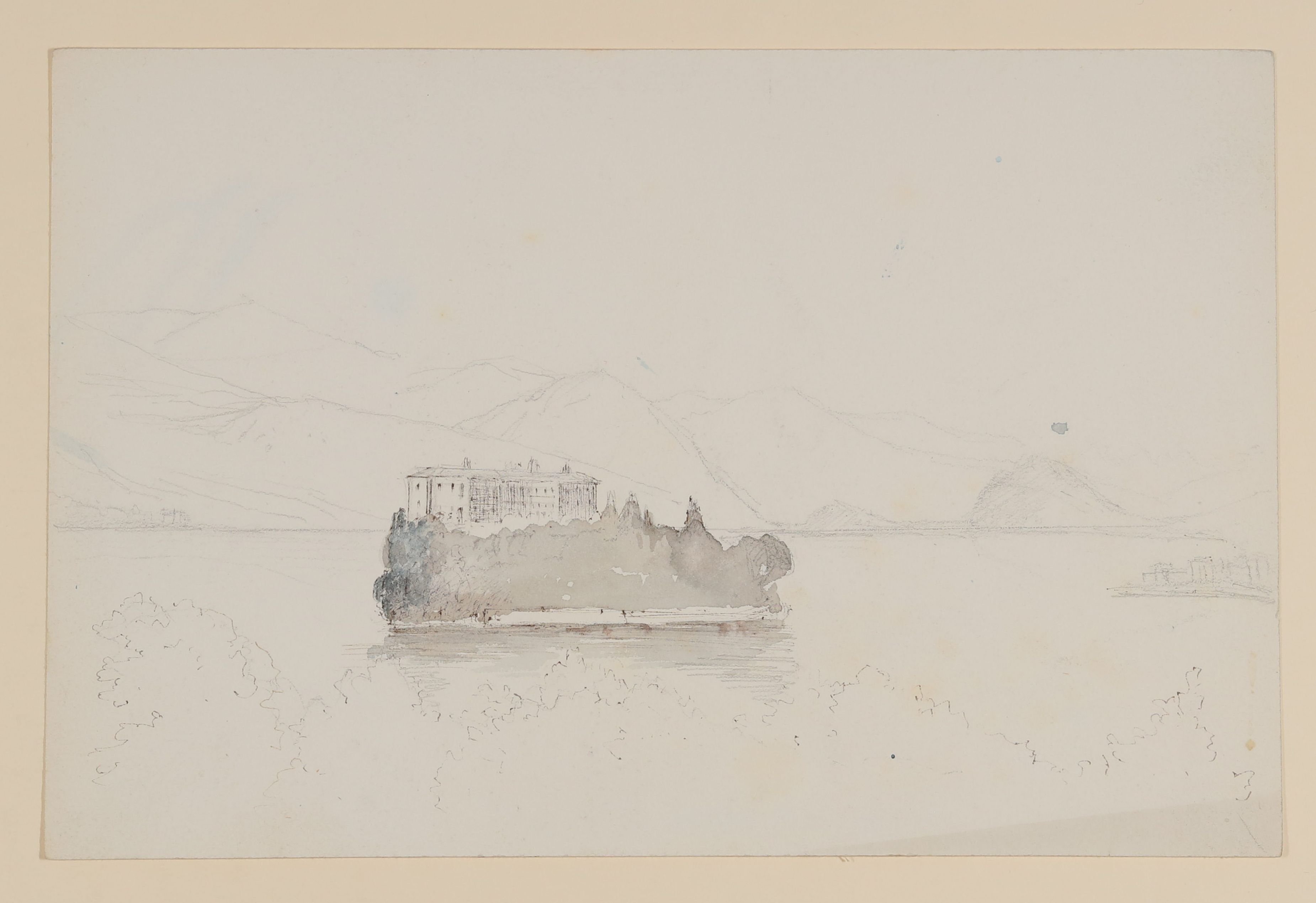 Maximiliane von Arnim, See vor Bergen, darin eine Insel mit Schloss [lose einliegendes Blatt aus Maximiliane von Arnims Skizzenbuch mit Motiven aus Wiepersdorf und Rügen]