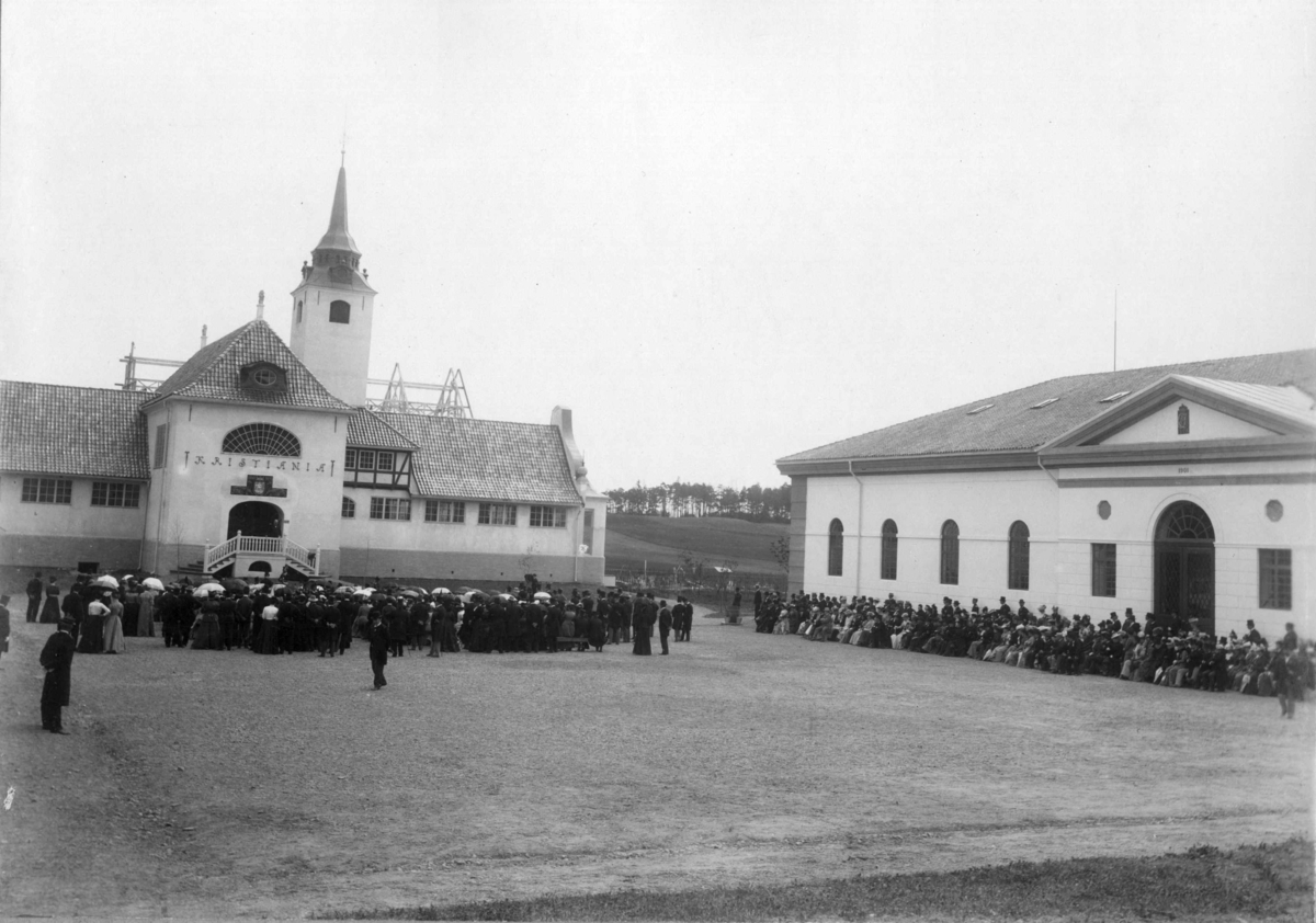 Narve Skarpmoen, Den kulturhistoriske utstilling på Norsk Folkemuseum i Oslo åpnes 1901. Mange mennesker tilstede.