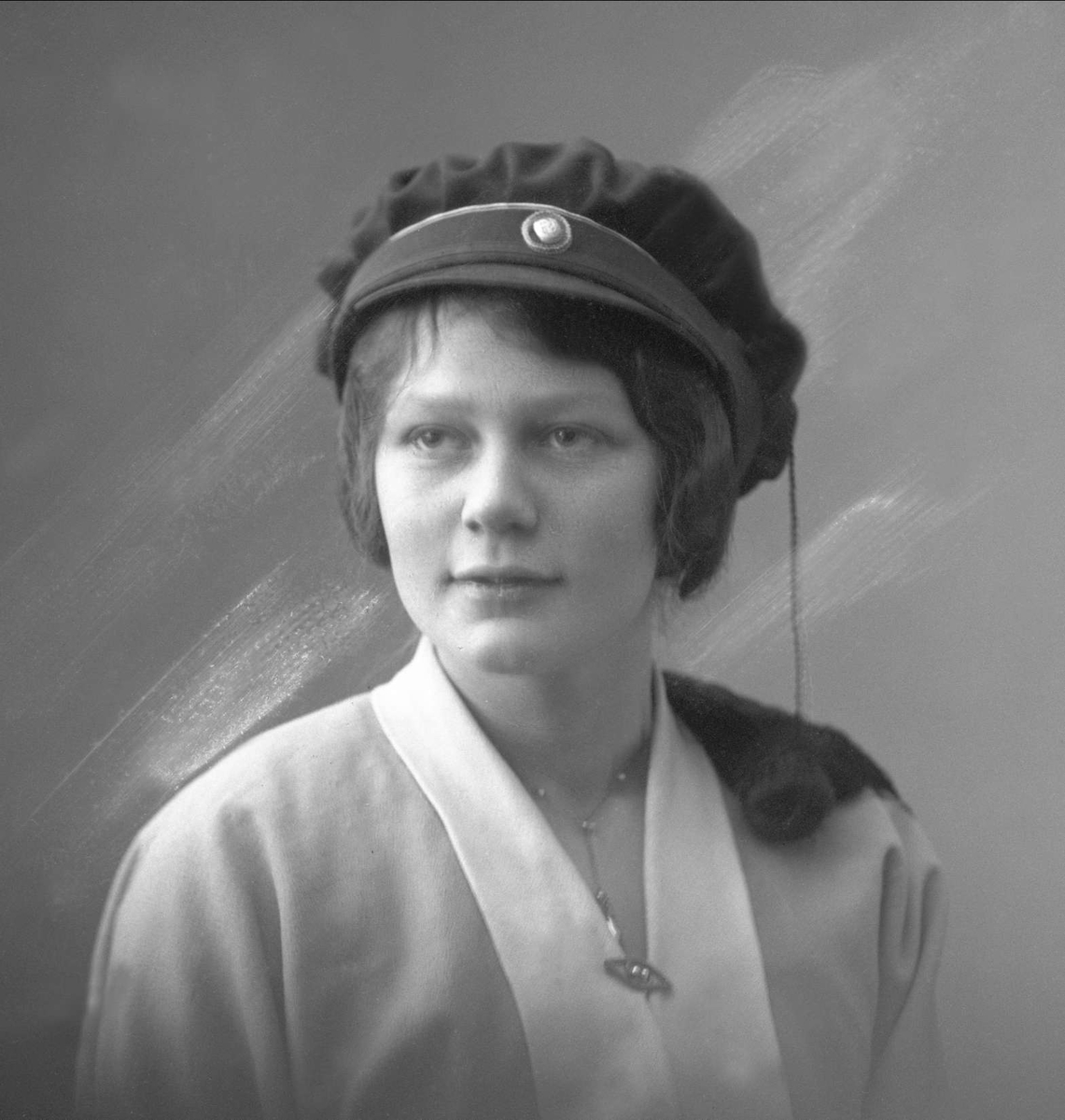 Gustav Borgen, Portrett, kvinne med studentlue. Margot Bjørn-Hansen.
