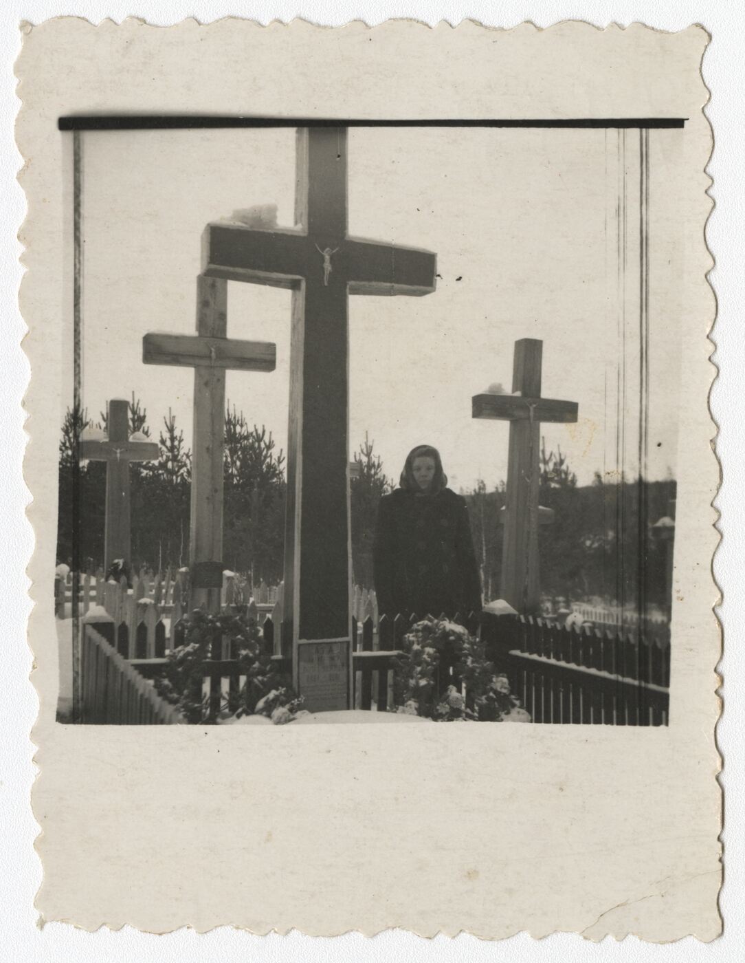 Nežinomas autorius, Stasė Girdžiūnaitė-Kulnienė stovi prie kapo