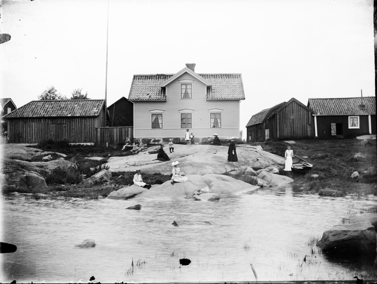 Skötsner-Edhlund, Kvinnor och barn framför bostadshus, Södra Hamnplan 4, Öregrund, Uppland