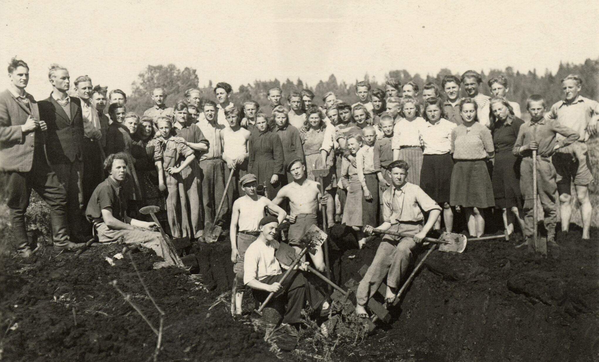 Nežinomas fotografas, Telšių vidurinės mokyklos mokiniai miesto gražinimo talkoje