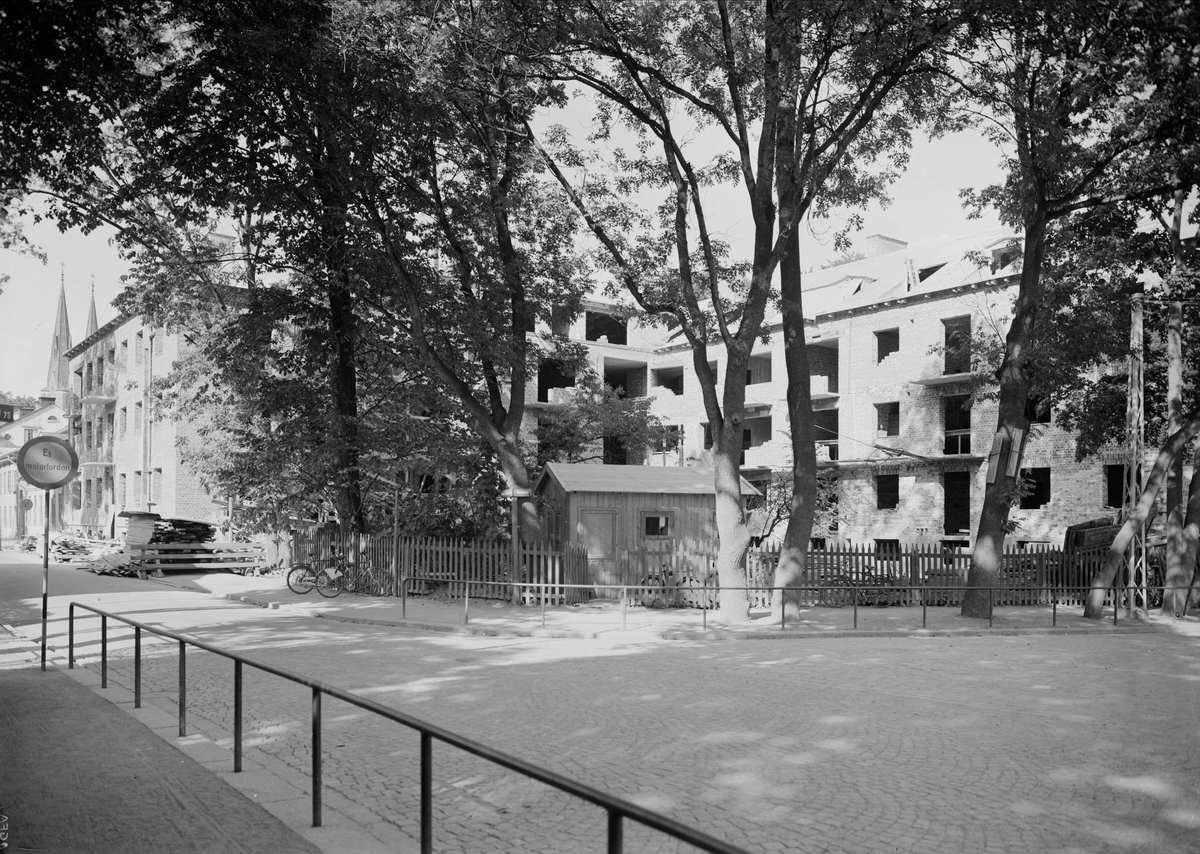Paul Sandberg, Taklagsfest i Fågelsången, korsningen Nedre Slottsgatan - Munkgatan, Uppsala 1942