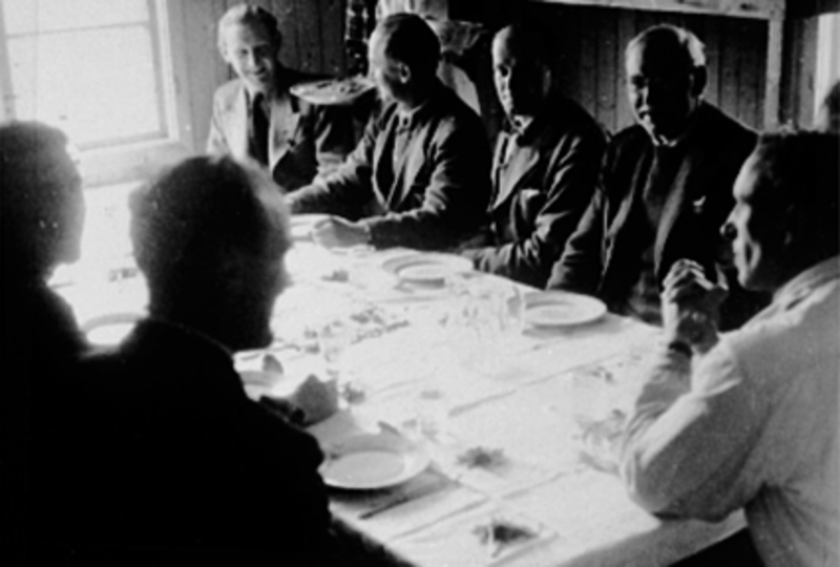 Anno Domkirkeodden, Sørværkomiteen 1946 - 1954, reiste på befaring i forbindelse med oppbygging av fiskeværet etter krigen, middagsservering, nr 3 fra venstre: kringkastingsbestyrer Thor Thorstensen og bokhandker Støkken. Se NO-31061-01 og bl. a. 0401-08566 til 0401-08571.