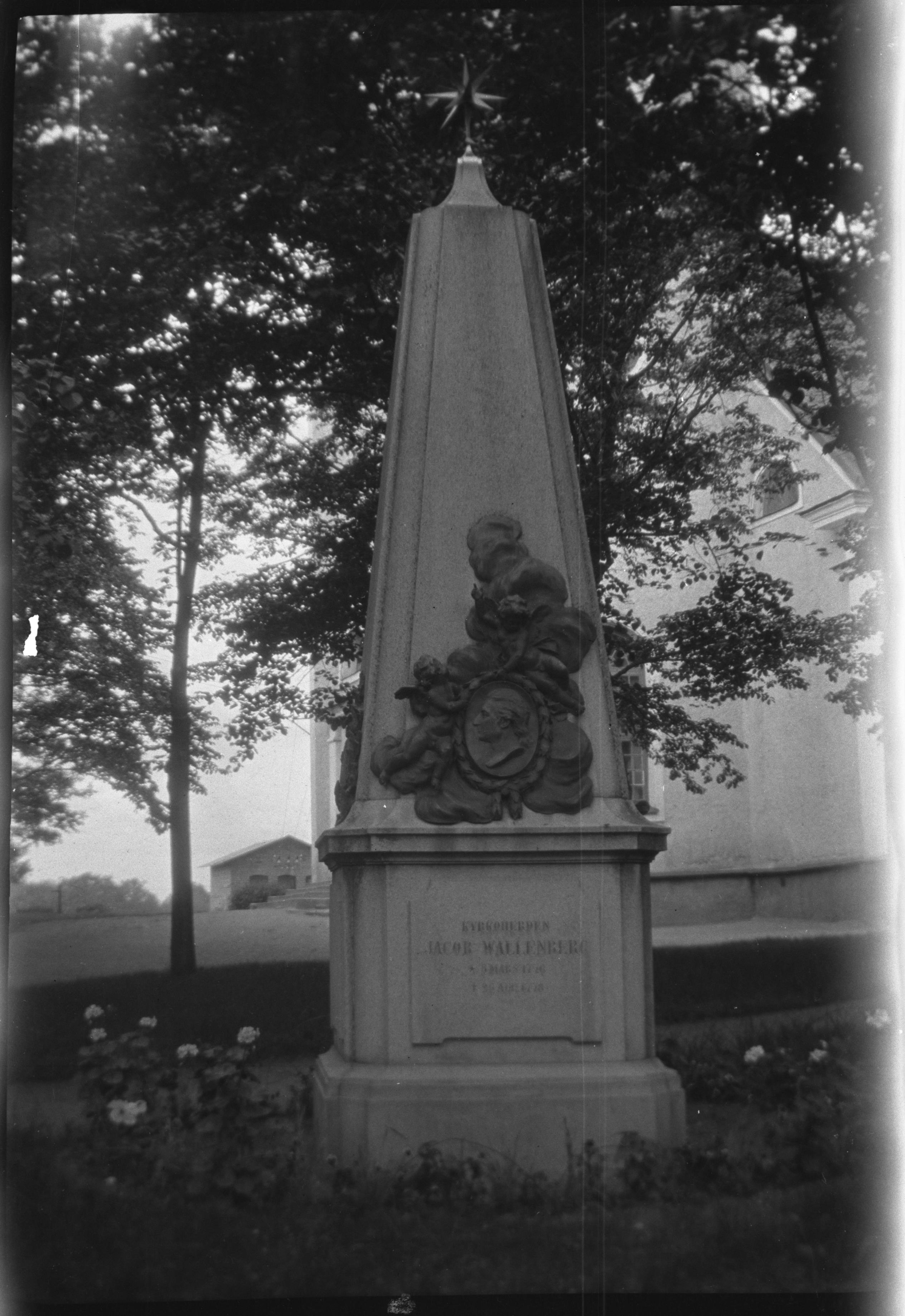 Berit Wallenberg, Mönsterås gamla kyrkogård