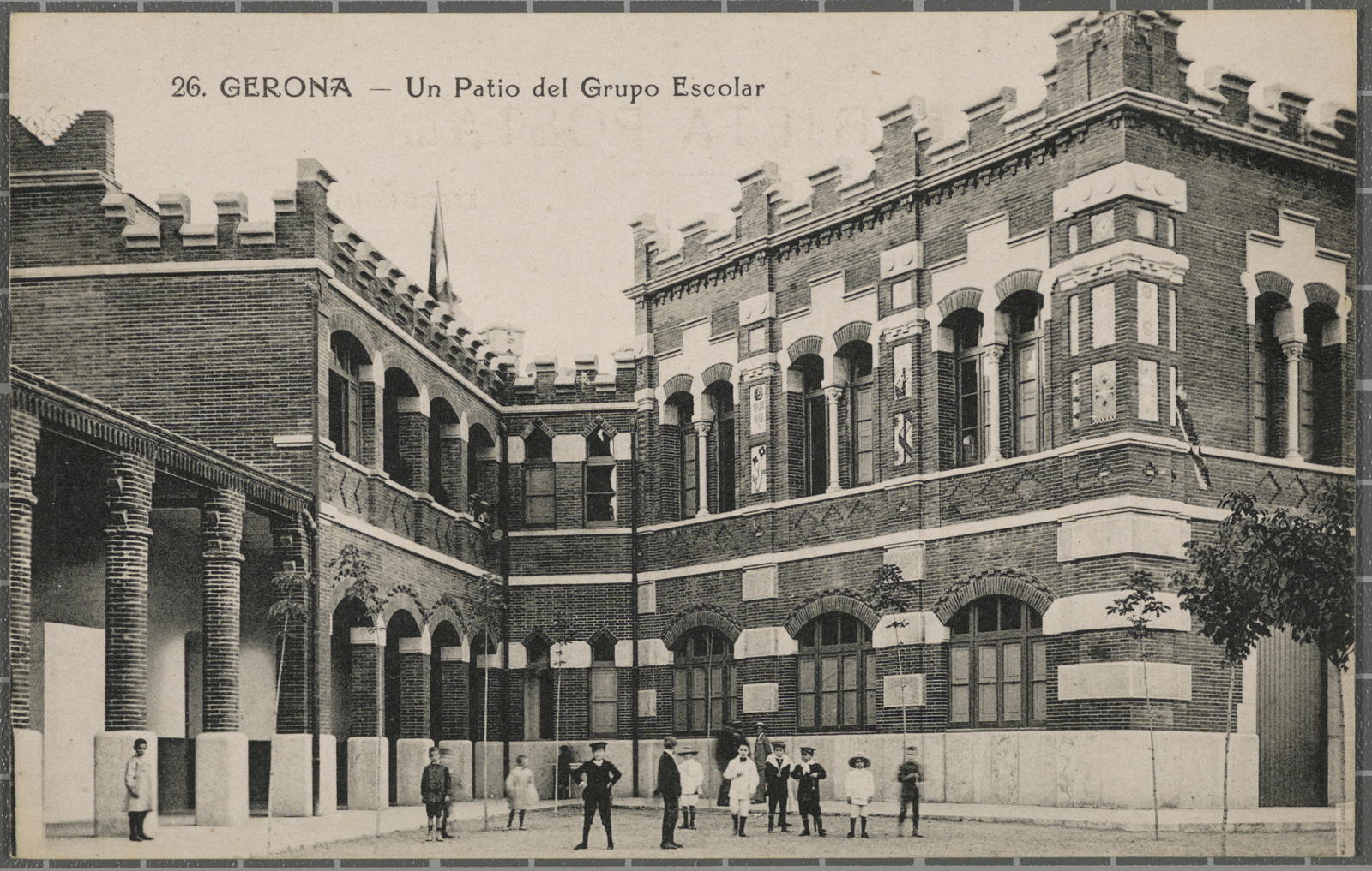 Desconegut, 26. Gerona - A School Grupo Patio.