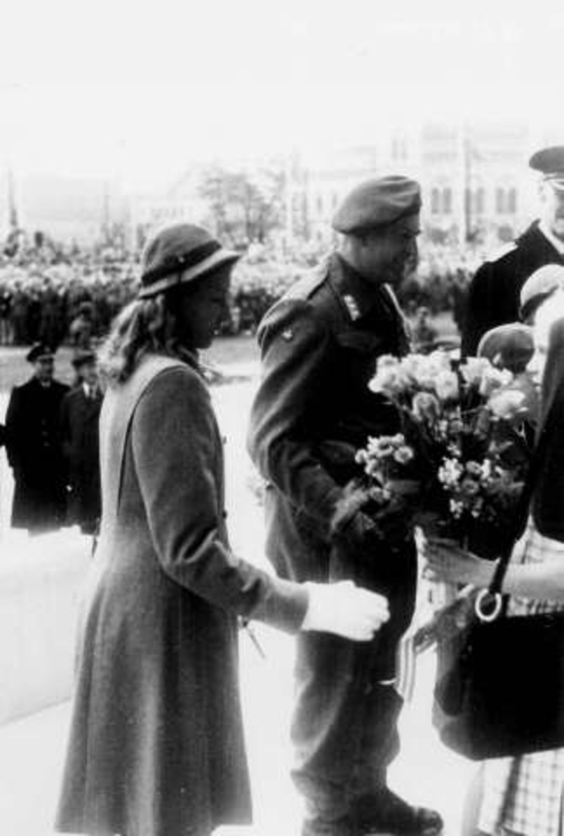 Anders Beer Wilse, Fra Oslo under fredssdagene i 1945.7.juni Kongen kommer tilbake. Fra Oslo under fredssdagene i 1945. 7.juni Kongen kommer tilbake. Kongefamilien på tribunen foran Rådhuset