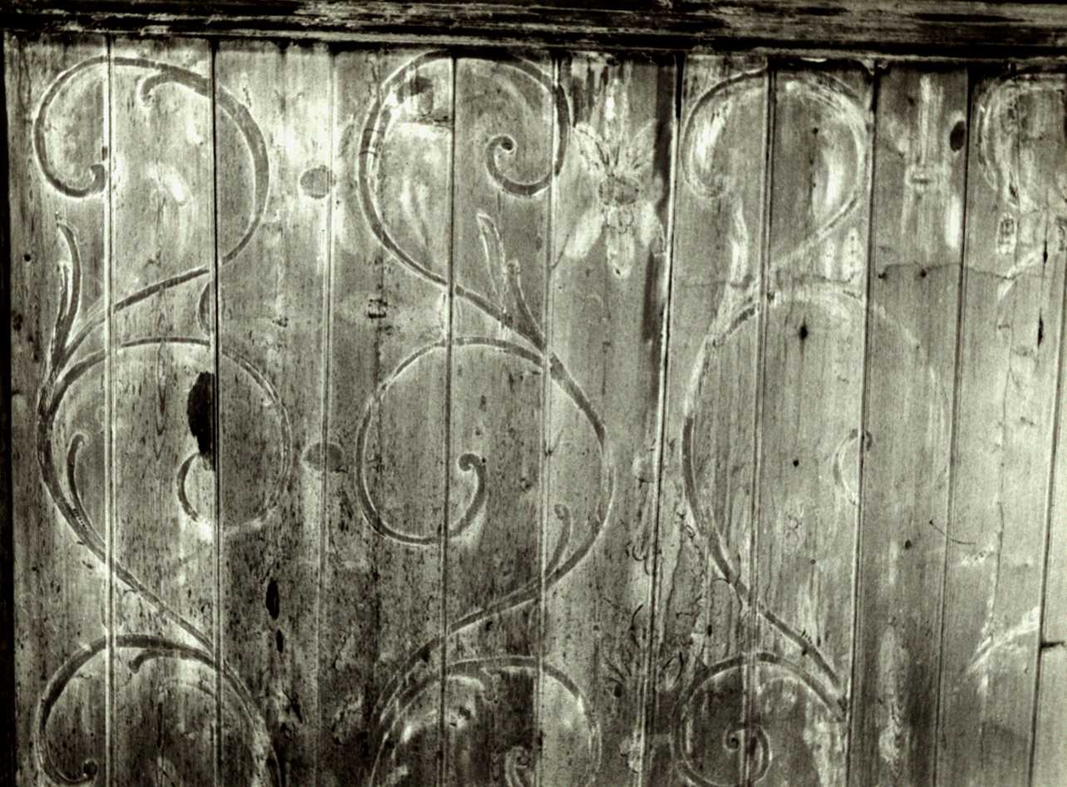 Gisle Midttun, Olen, Øvre Steien, Alvdal, Nord-Østerdal, Hedmark. Interiør, detalj av dekorert tak. Nå på Glomdalsmuseet.
