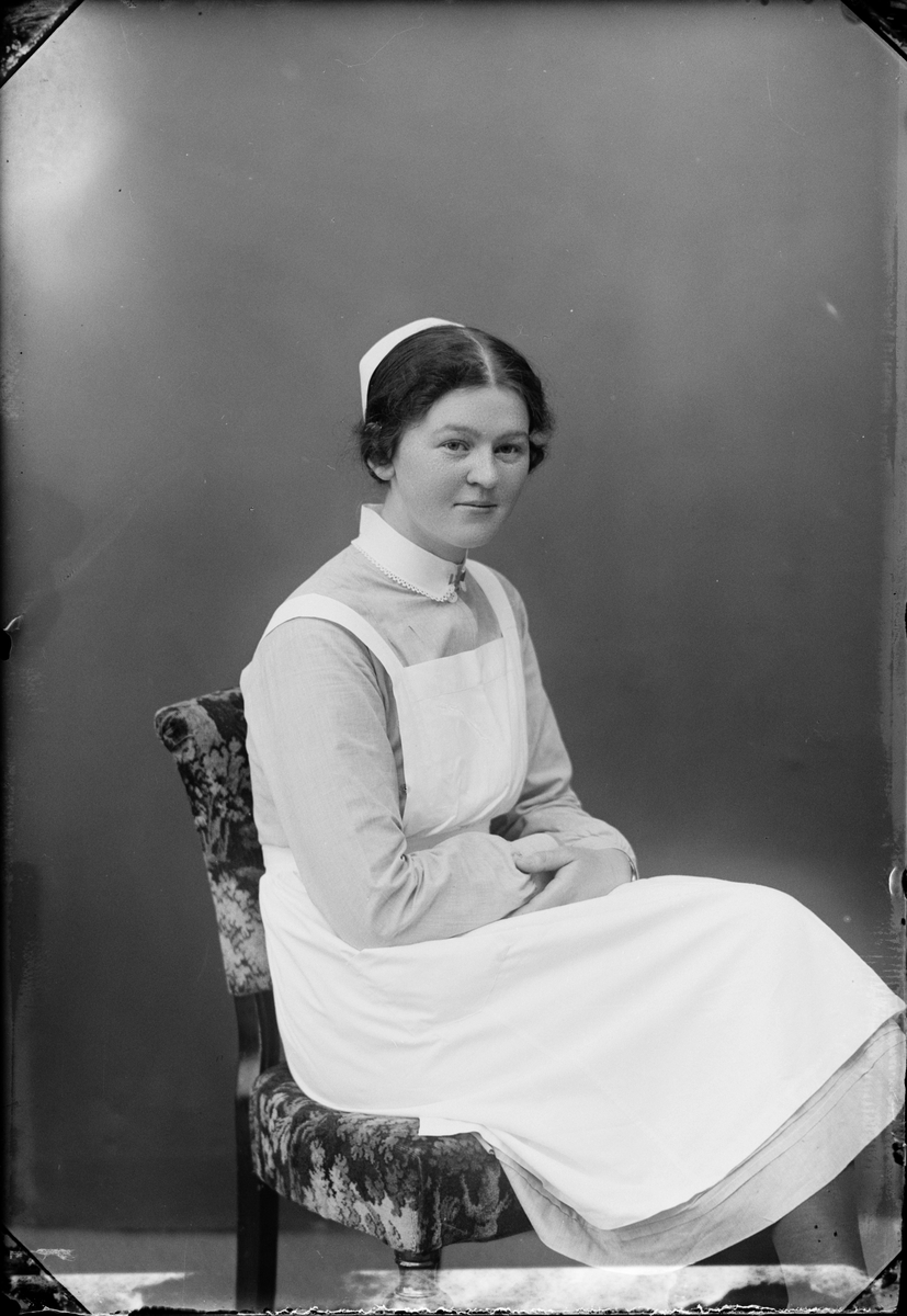 Skötsner-Edhlund, Gerda Jansson i sjukvårdsuniform, Östhammar, Uppland 1931