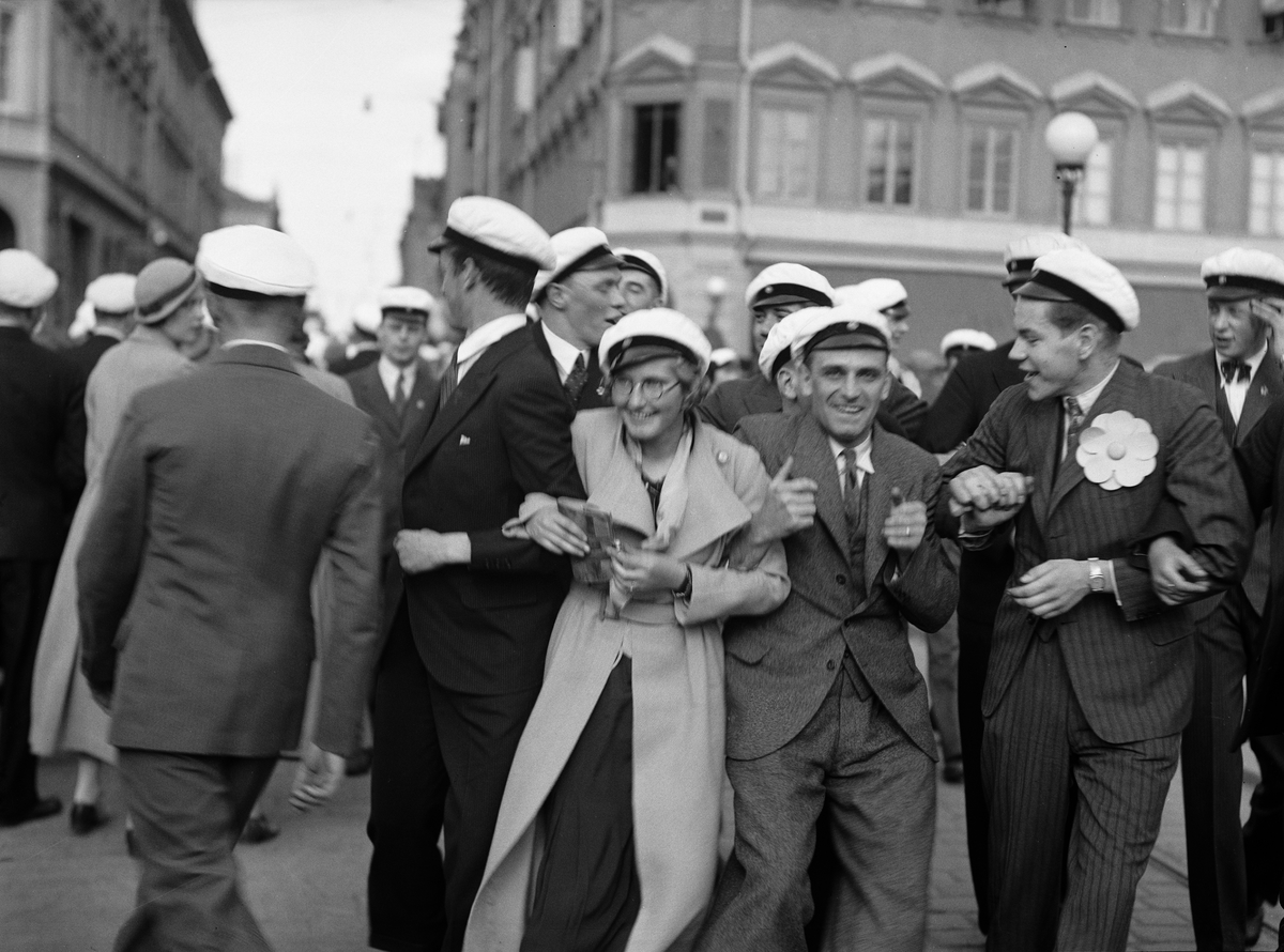 Paul Sandberg, "Studenternas hyllning till våren" - studenter firar "sista april" på Drottninggatan, Uppsala 1934