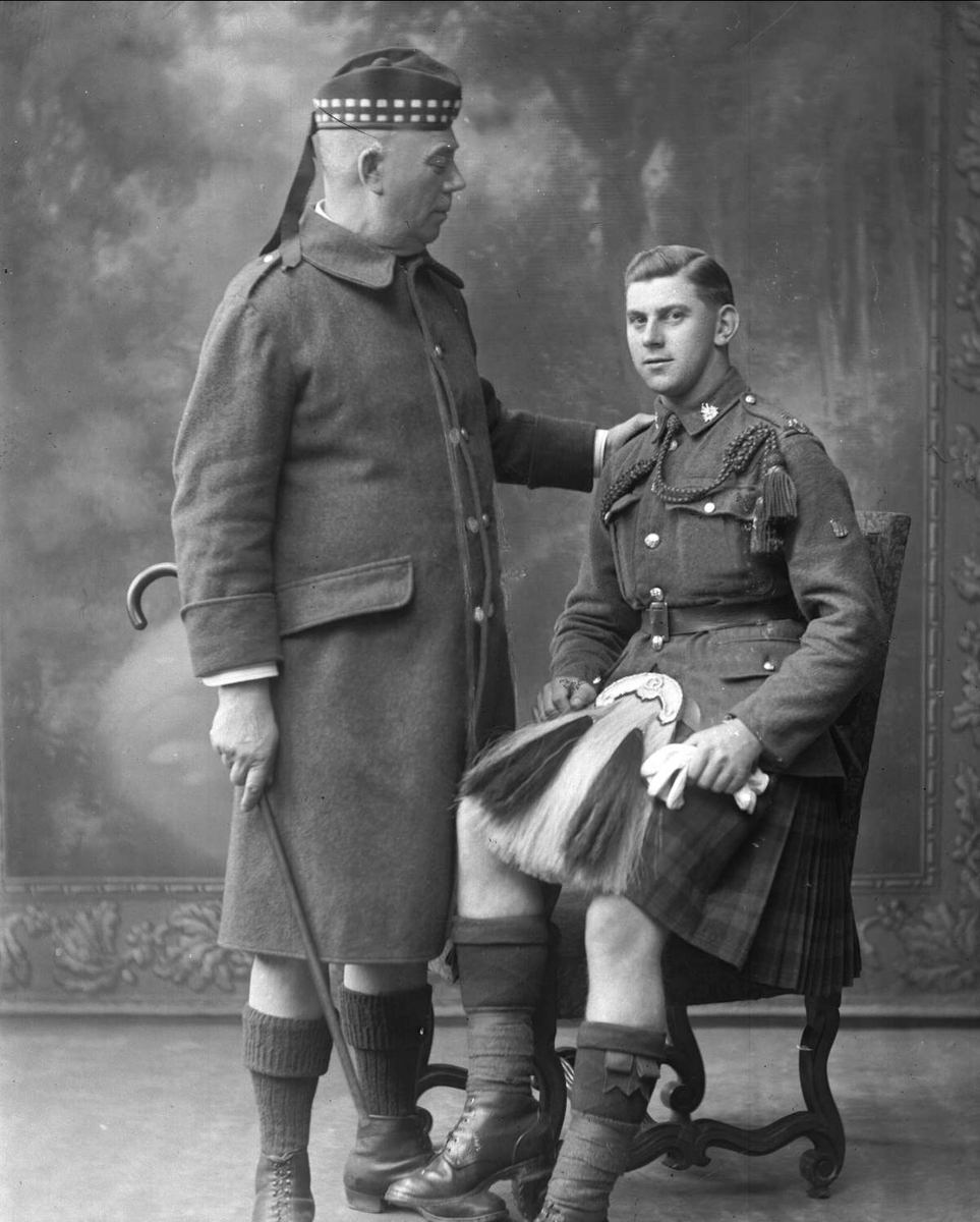 Gustav Borgen, Gruppeportrett, ung og eldre soldat i militære uniformer med kilt.