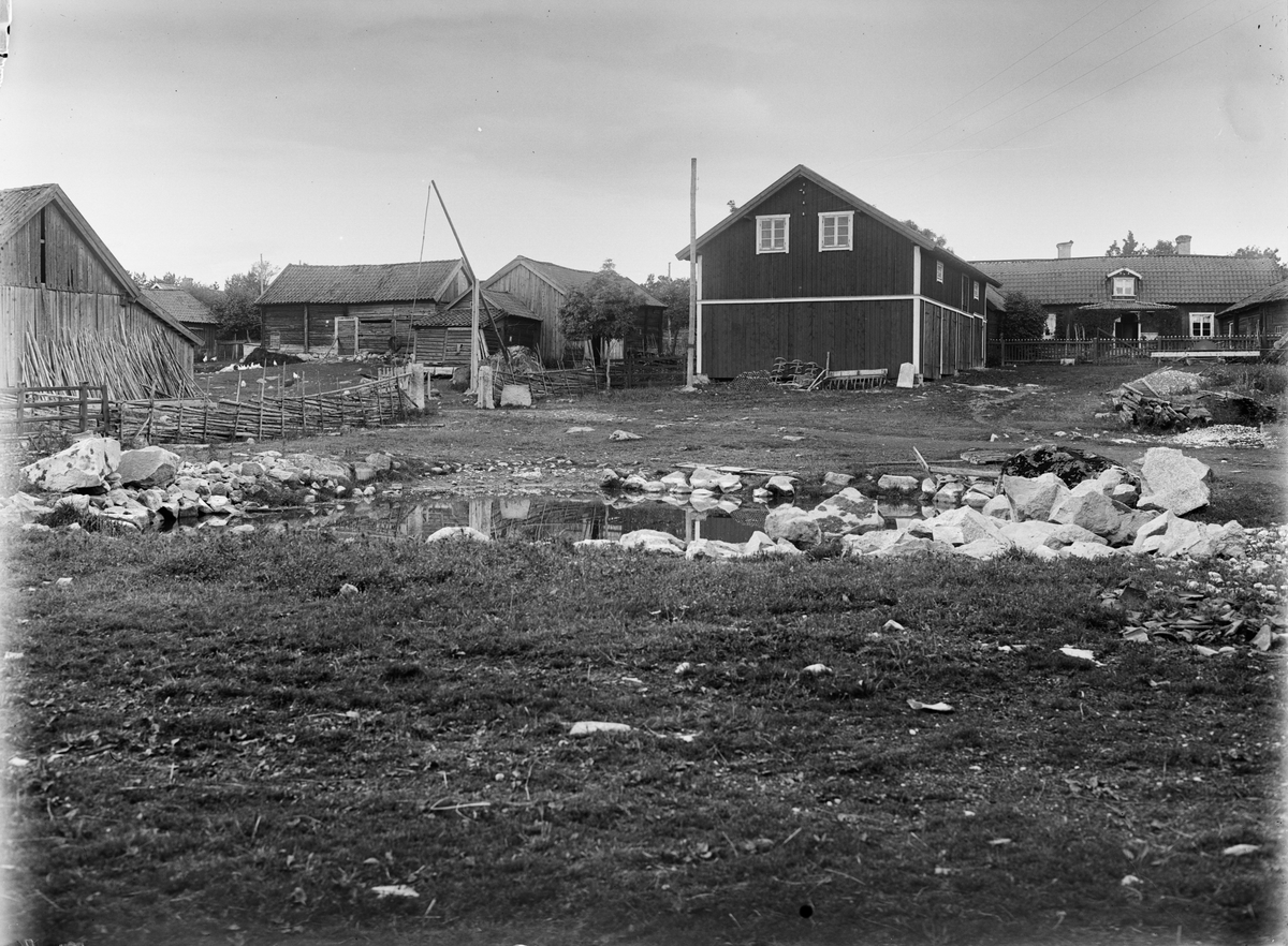 Paul Sandberg, Erikssons och Albrektssons gårdar, Skäve, Vaksala socken, Uppland sannolikt 1920-tal