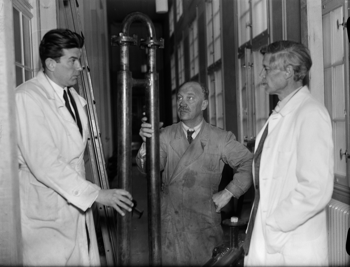 Paul Sandberg, Docent Sven Brohult, verkstadschef Ivar Eriksson och professor The Svedberg i laboratoriet, Fysikalisk-kemiska institutionen vid Uppsala universitet