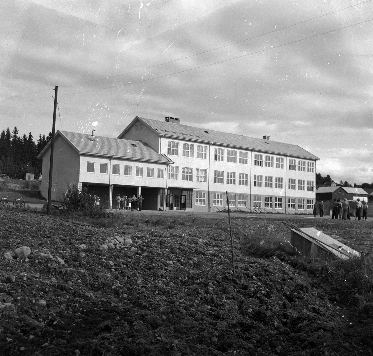 Adolf Skjegstad, KYLSTAD SKOLE I FURNES. DEN NYE SKOLEN SOM BLE INNVIET I 1952. SE OGSÅ 0412-15946