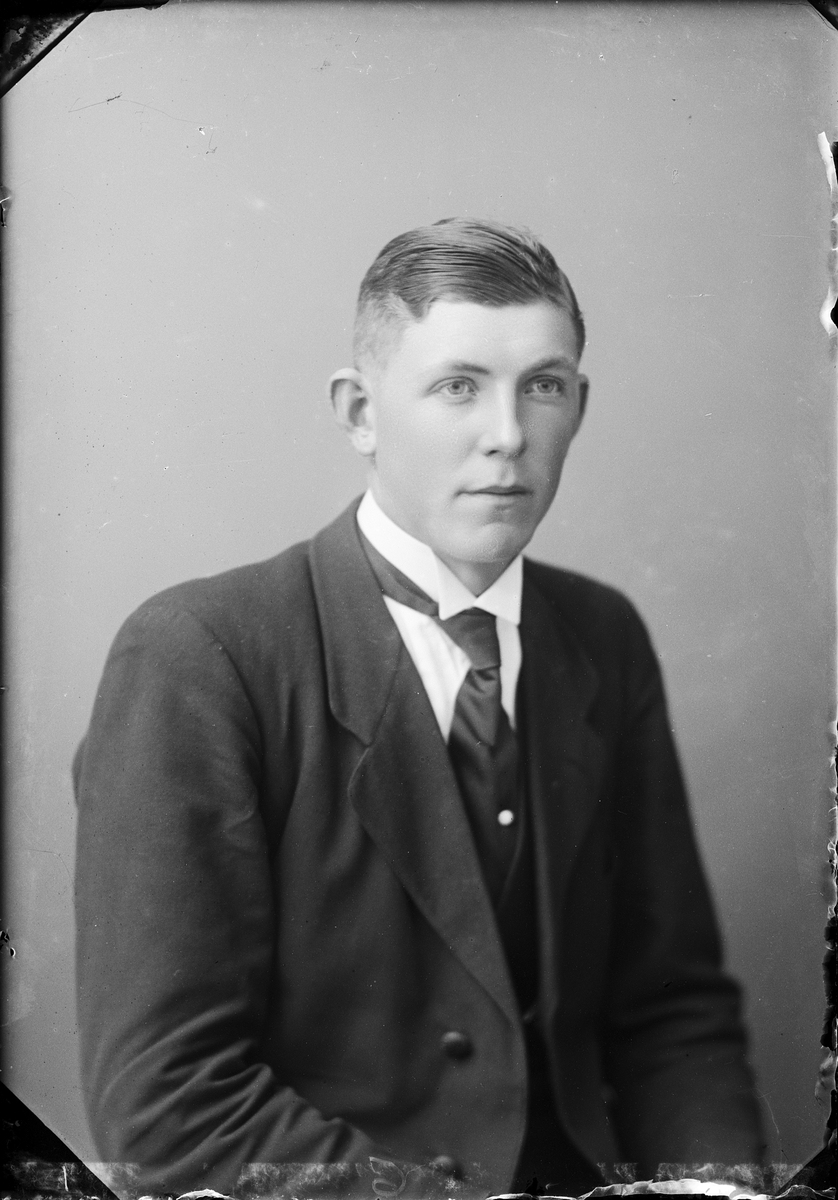 Skötsner-Edhlund, Ateljéporträtt - Gottfrid Jansson från Vällsätter, Ekeby socken, Uppland 1923
