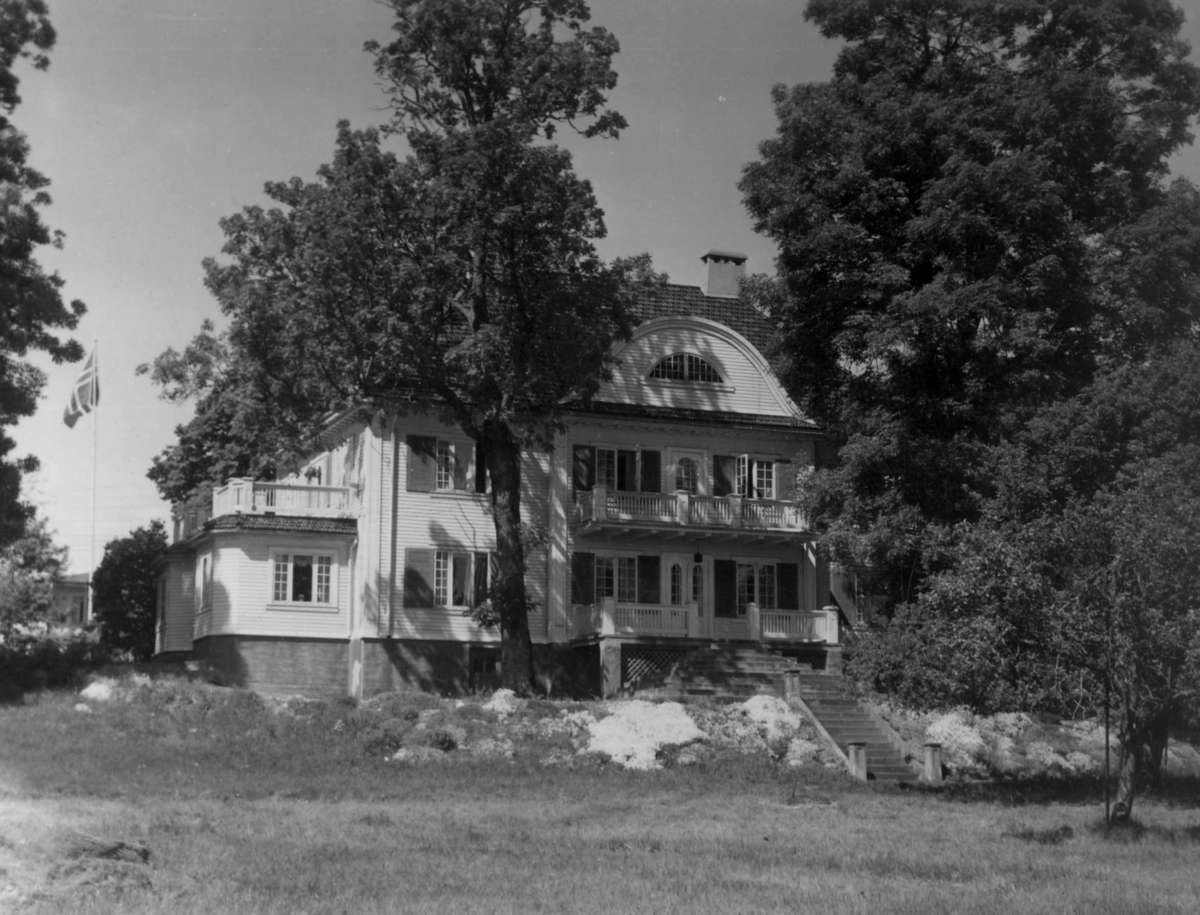 Anders Beer Wilse, Drakt, Åsgården Hotell