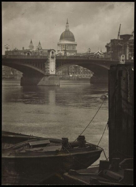 Hoppé, Emil Otto, St. Paul’s Cathedral from Bankside