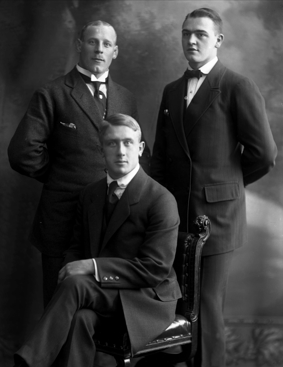 Gustav Borgen, Portrett, tre herrer. (Brytere i vanlige klær.) Lofthus.
